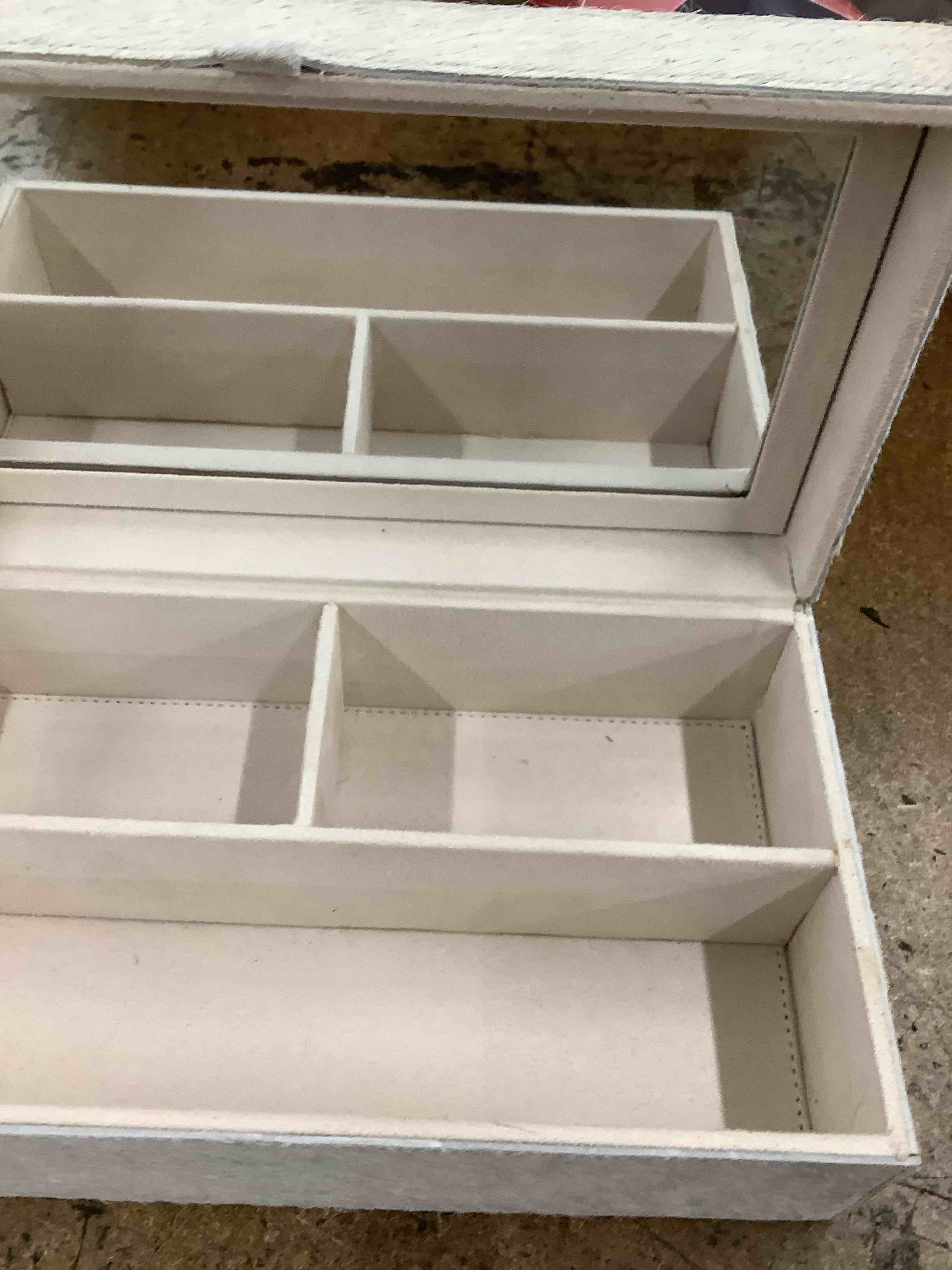 Condition photo showing Good Condition for jewelry box 