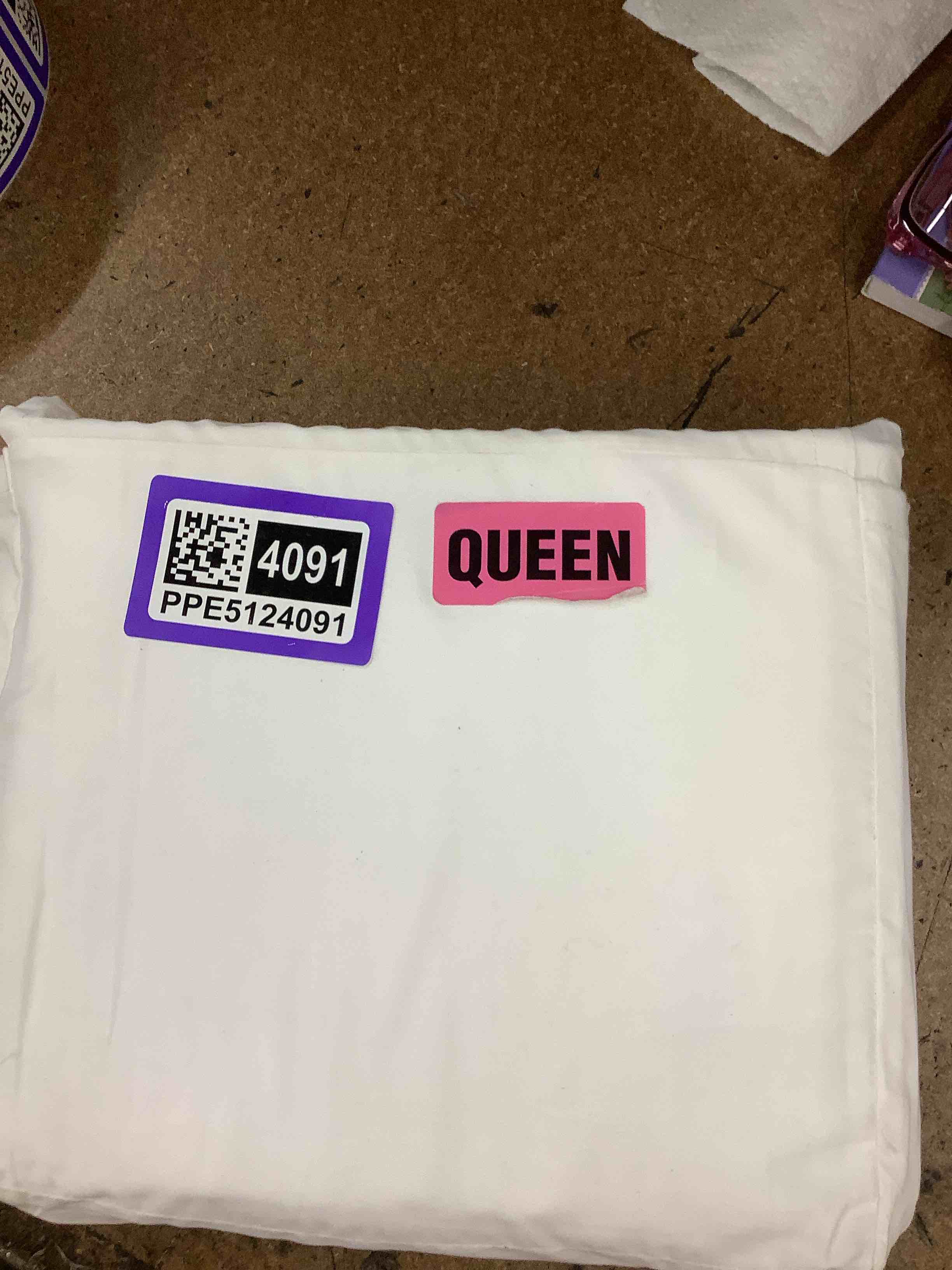 Condition photo showing Good Condition for queen sheet set