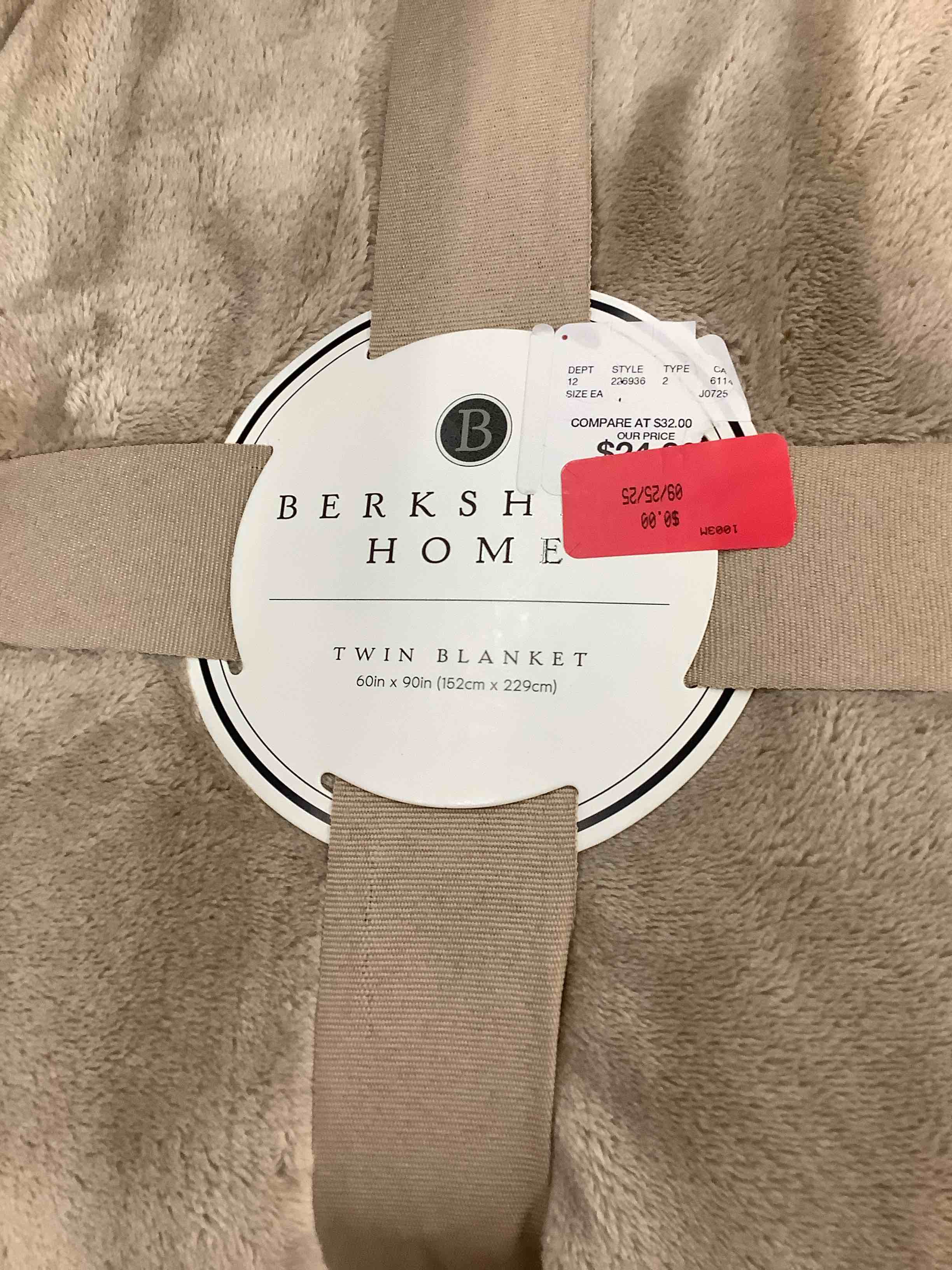 Condition photo showing Good Condition for blanket 