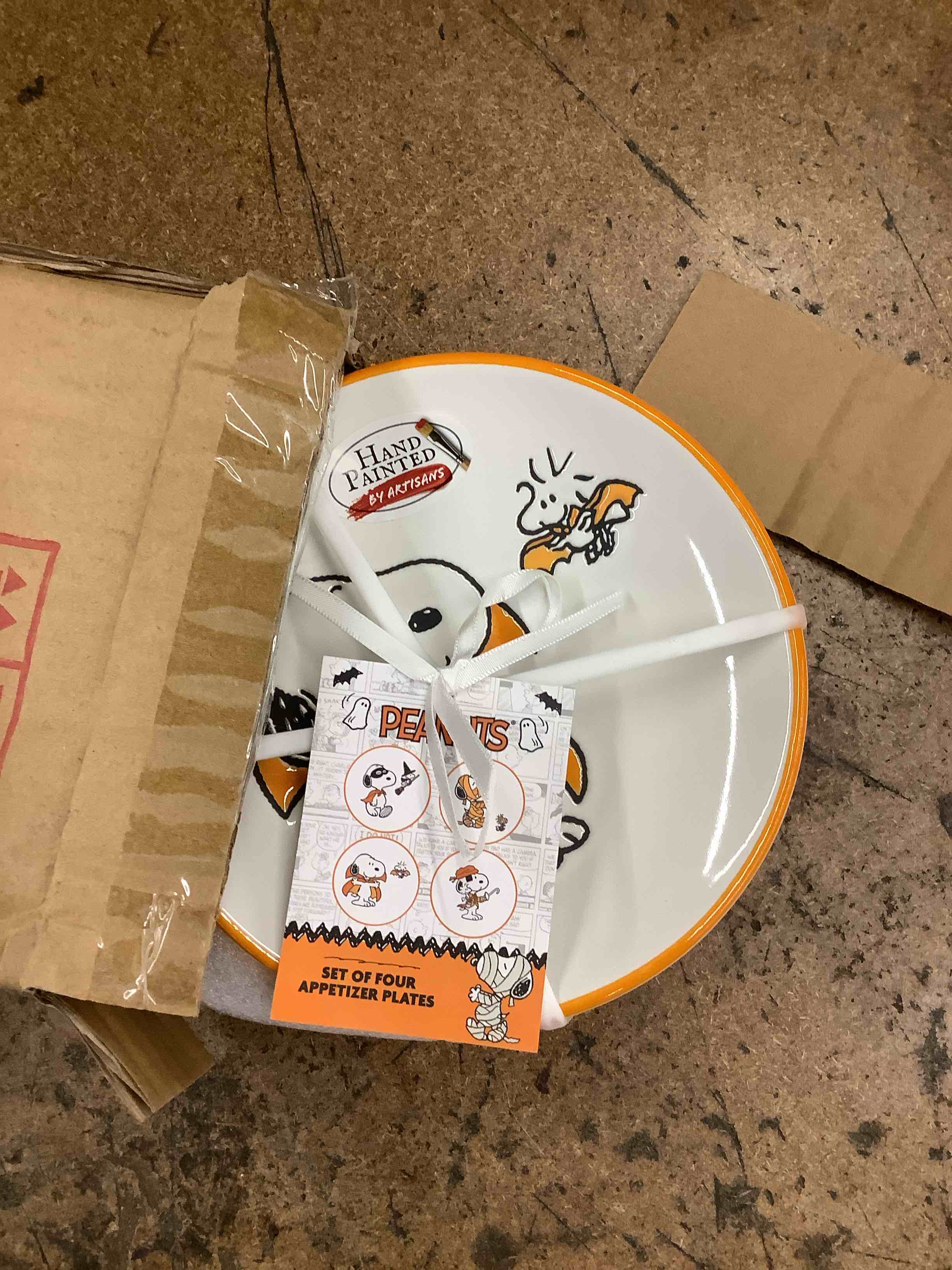 Condition photo showing Good Condition for set of four plates 
