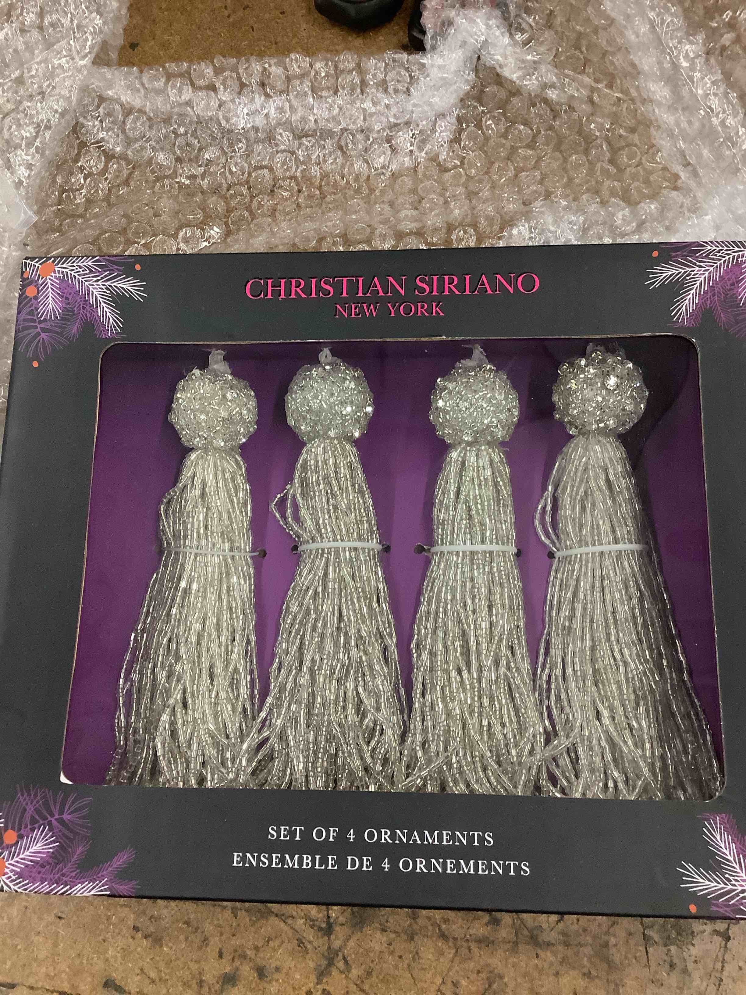 Condition photo showing Good Condition for 4 set ornaments 