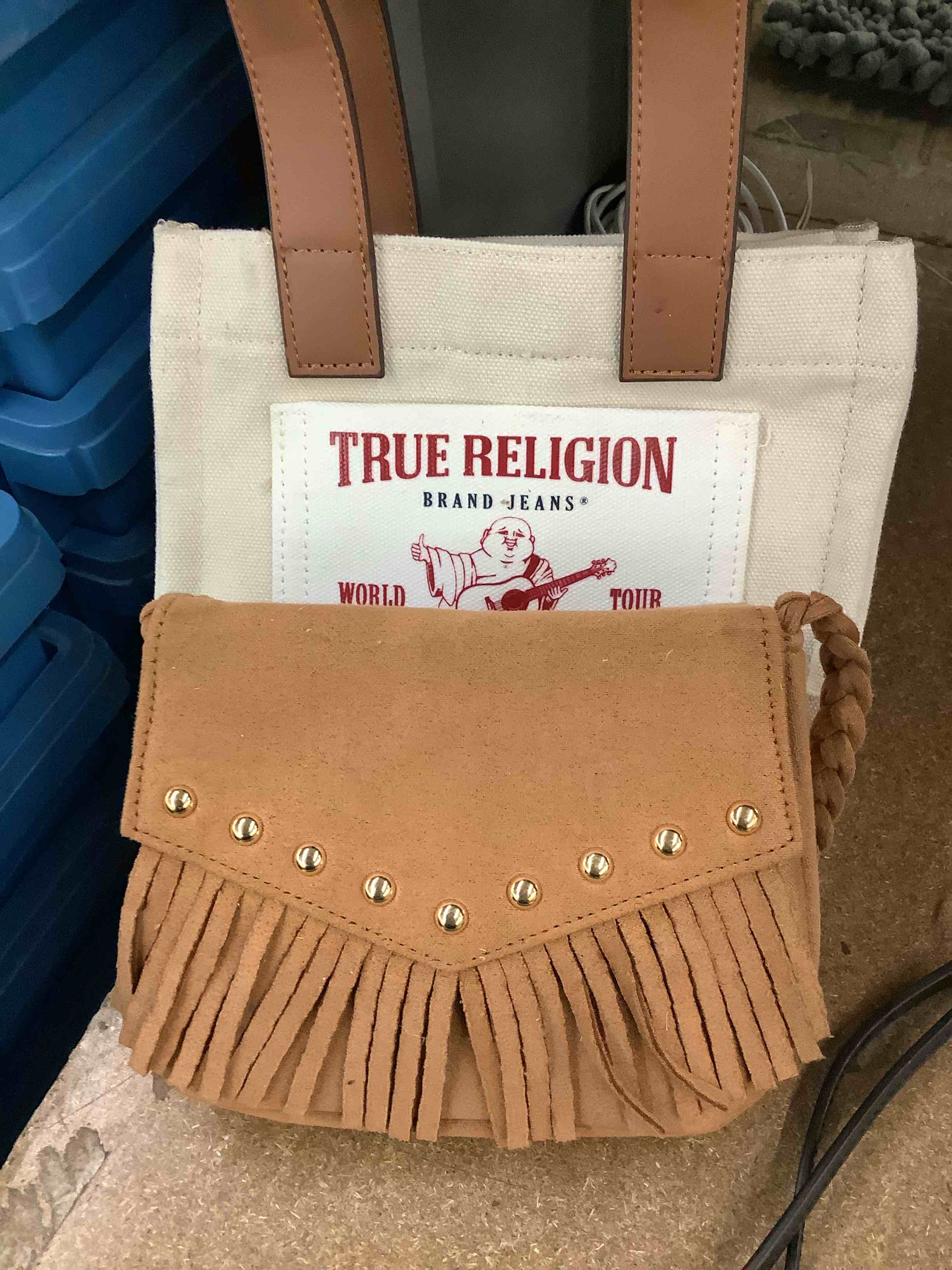 2 hand bags 