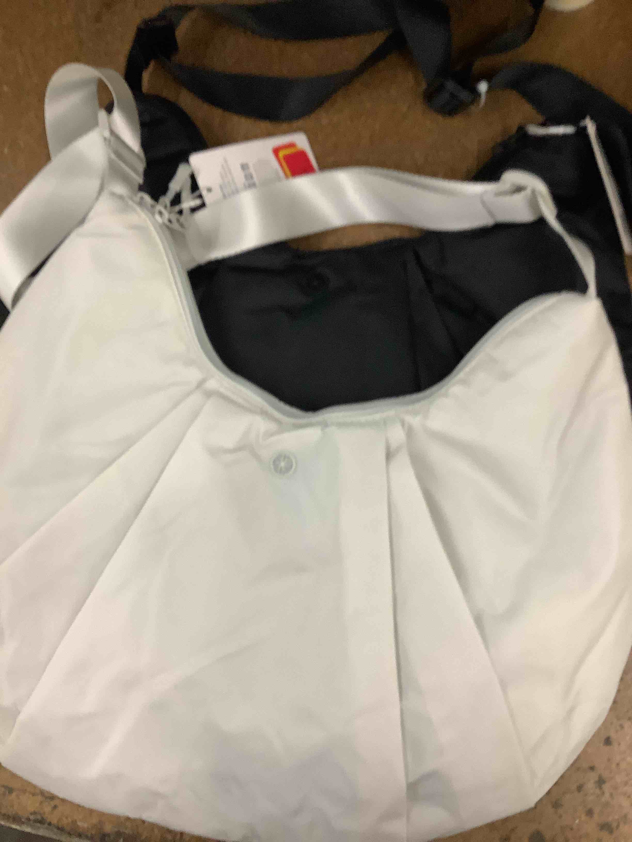 2 hand bags 