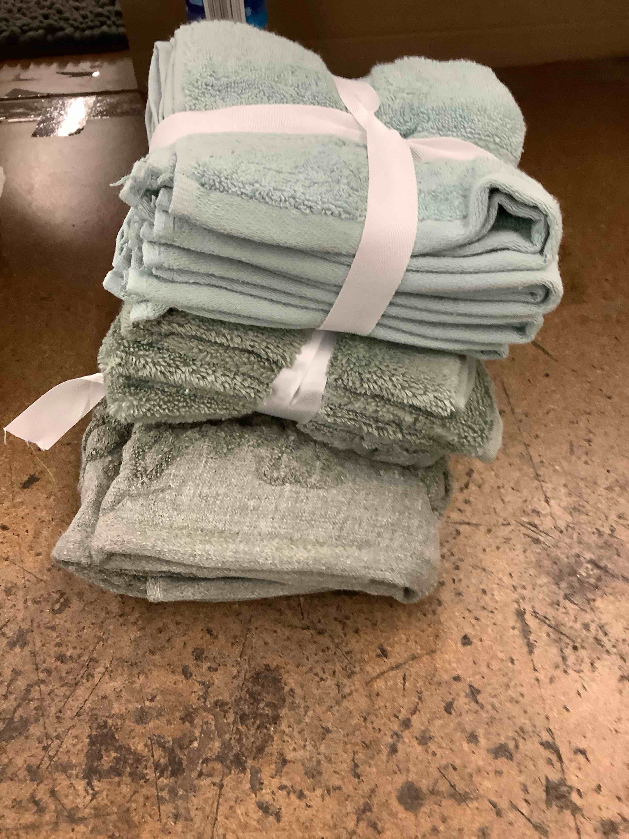 Condition photo showing Good Condition for towel bundle