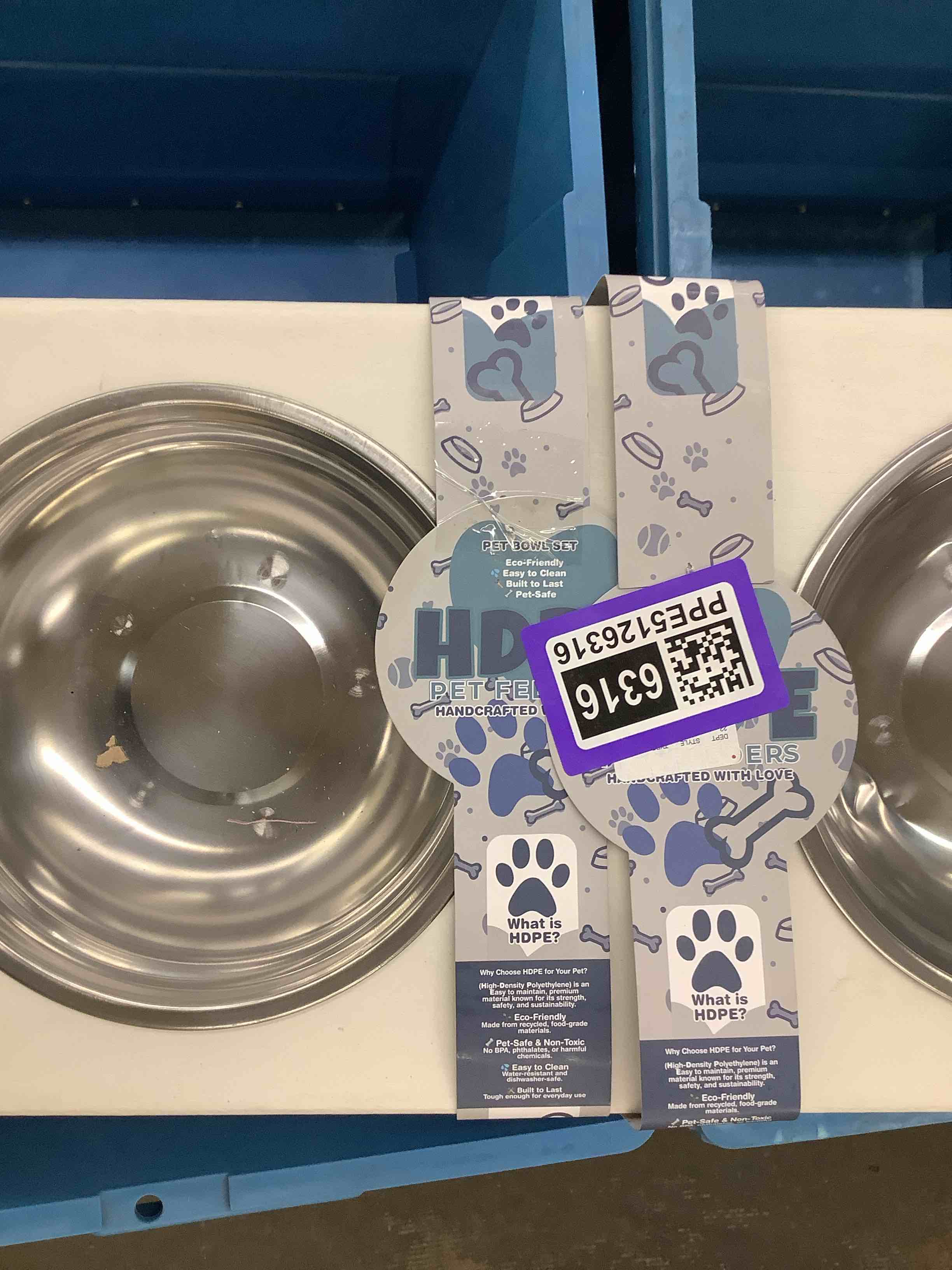 Condition photo showing Good Condition for pet bowl set 