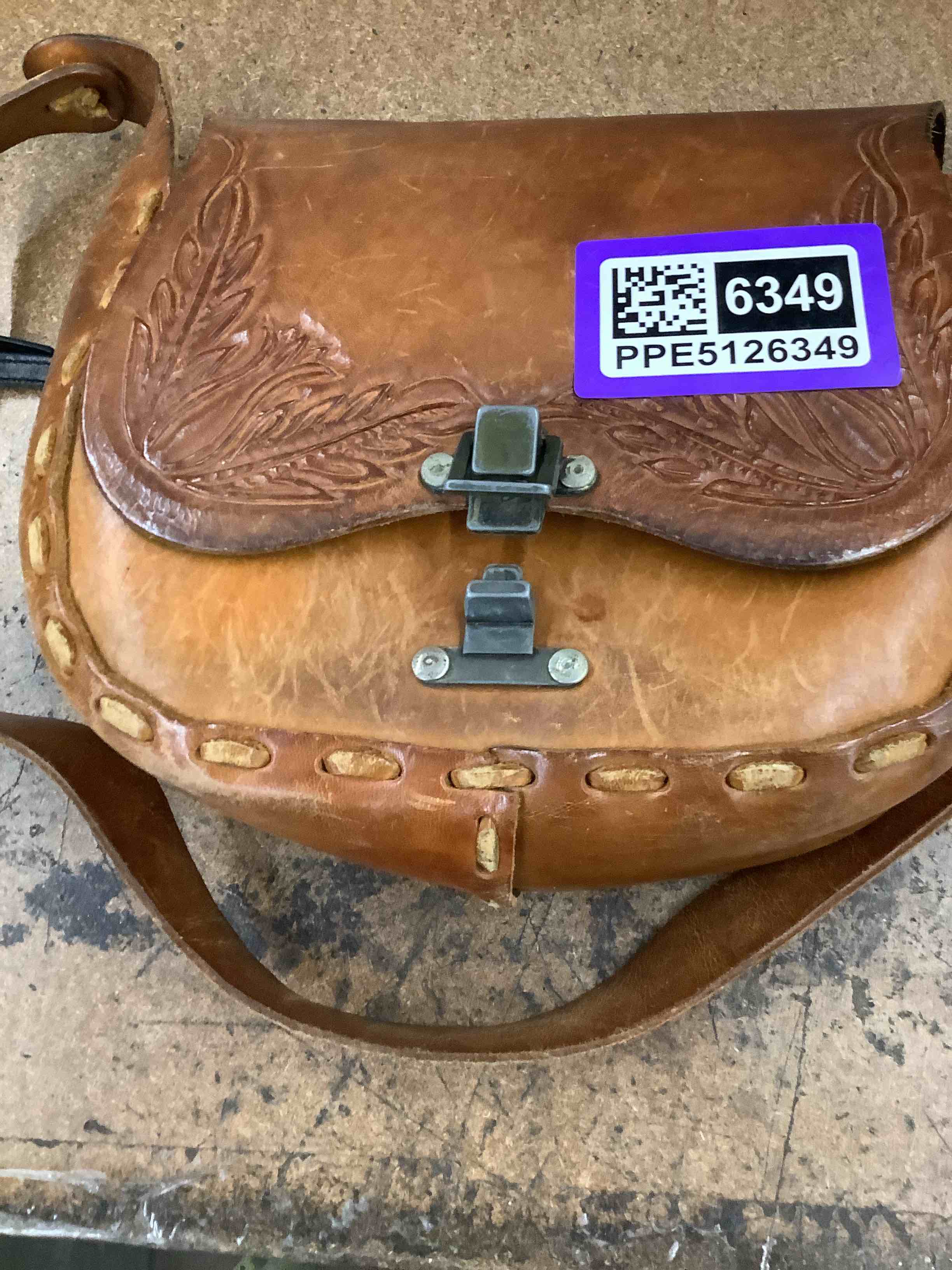 Condition photo showing Good Condition for vintage purse