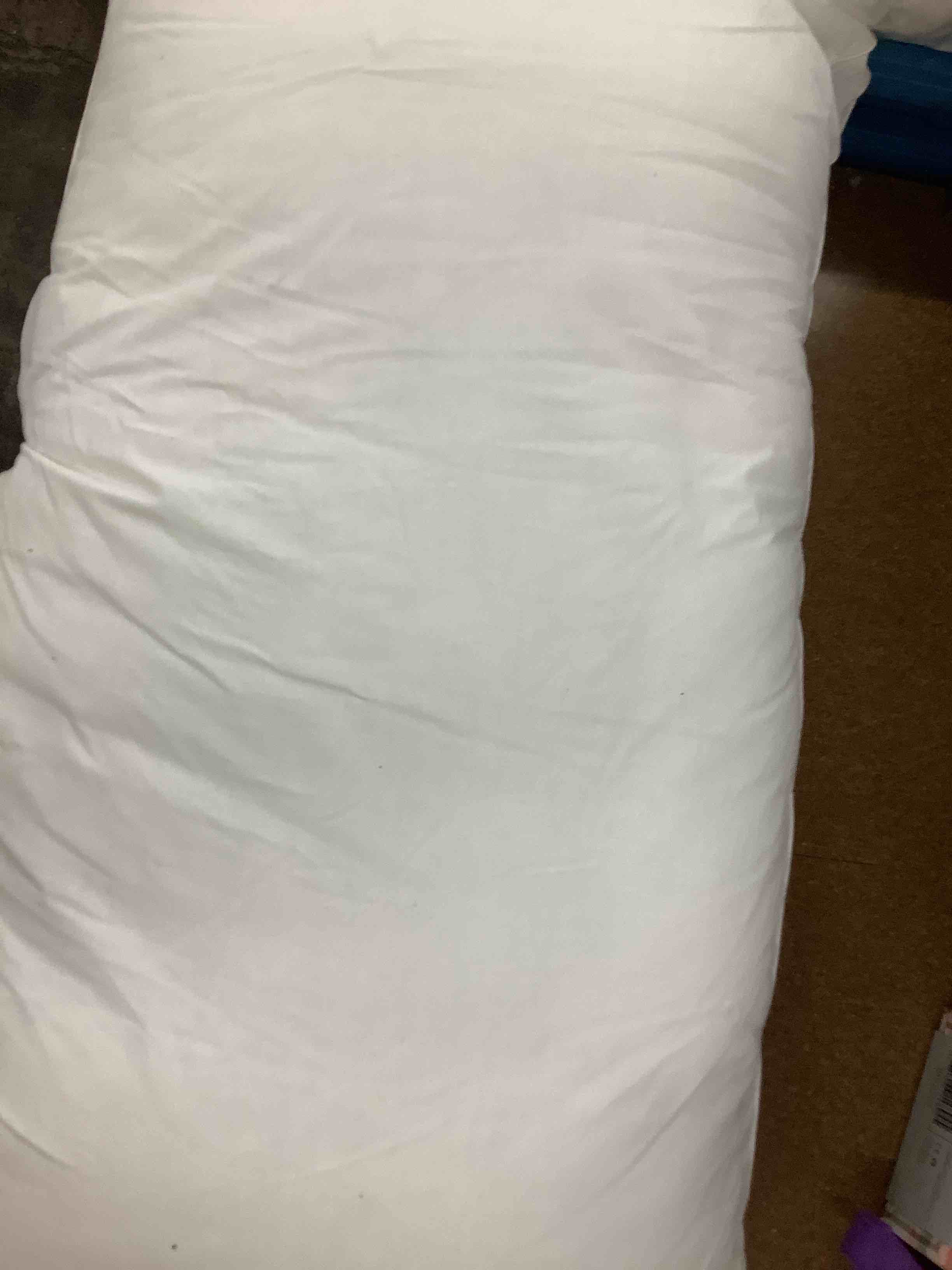 Condition photo showing Good Condition for serra pillow standard 