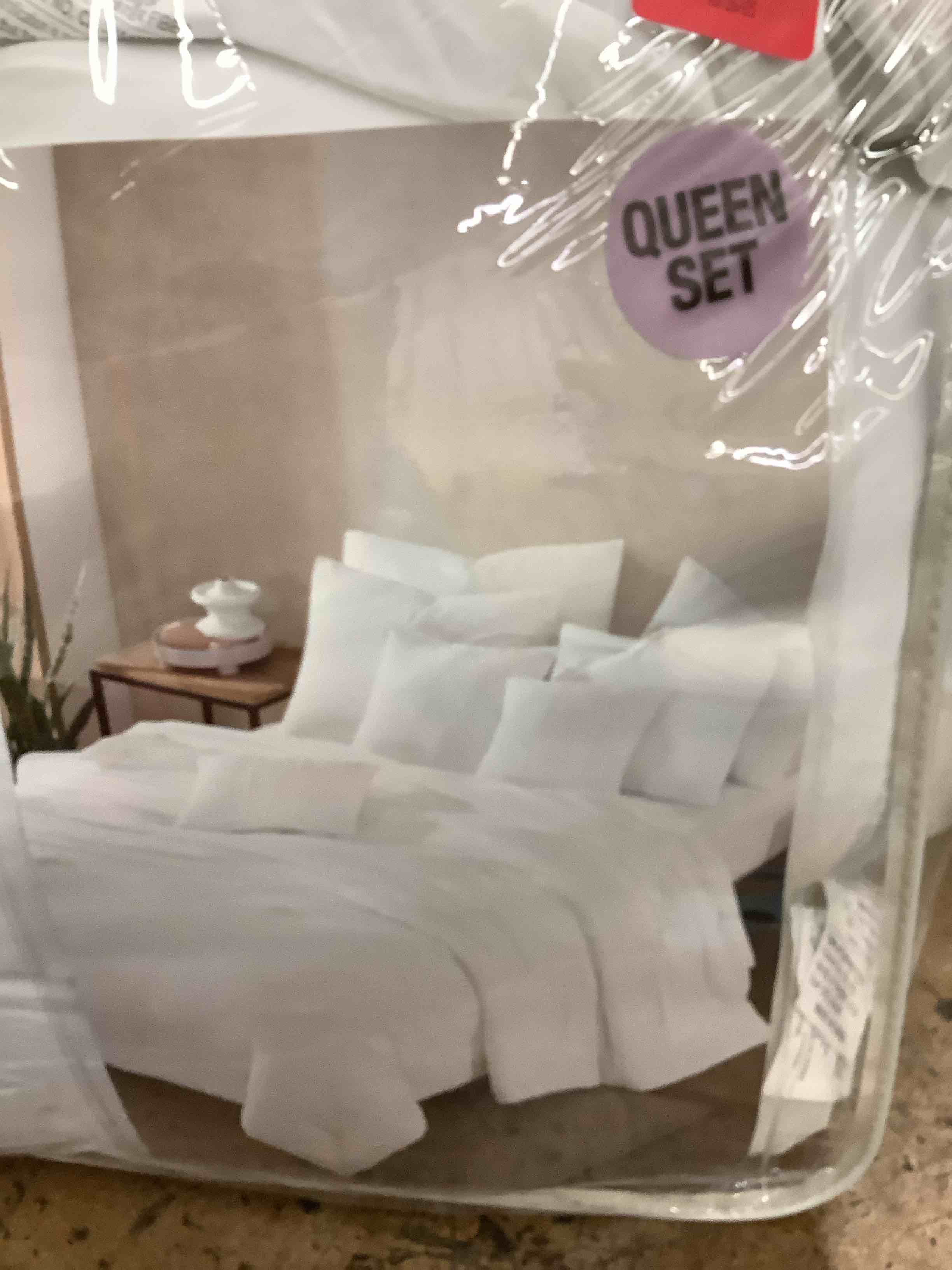 Condition photo showing Good Condition for queen set 