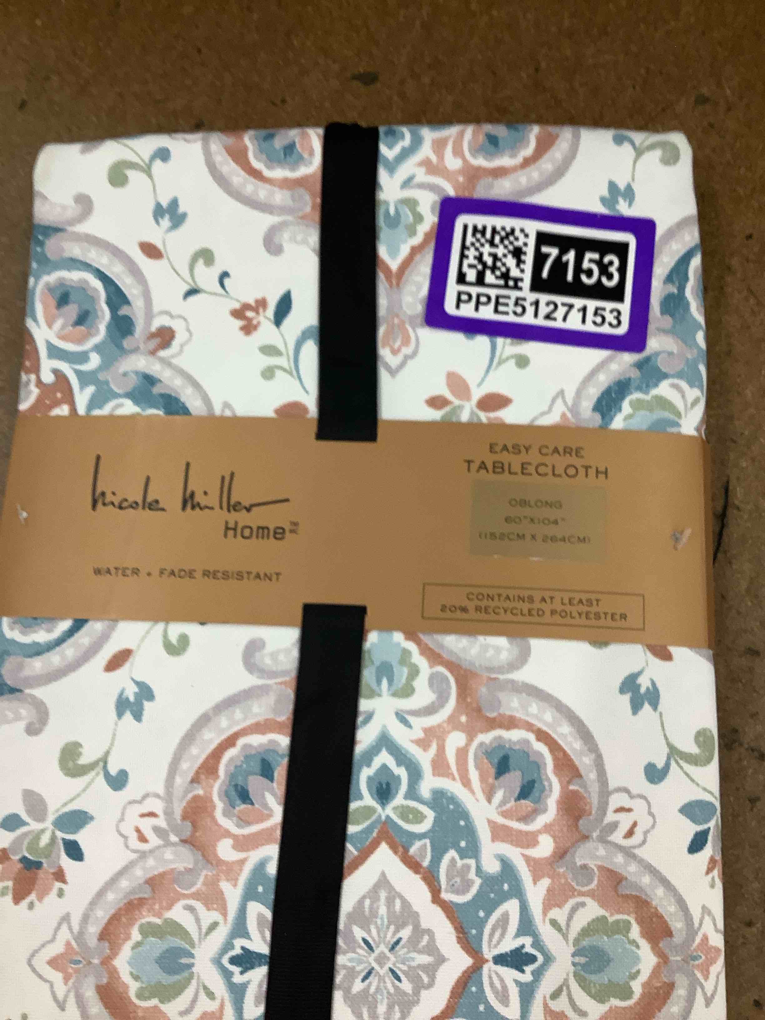 Condition photo showing Good Condition for tablecloth 