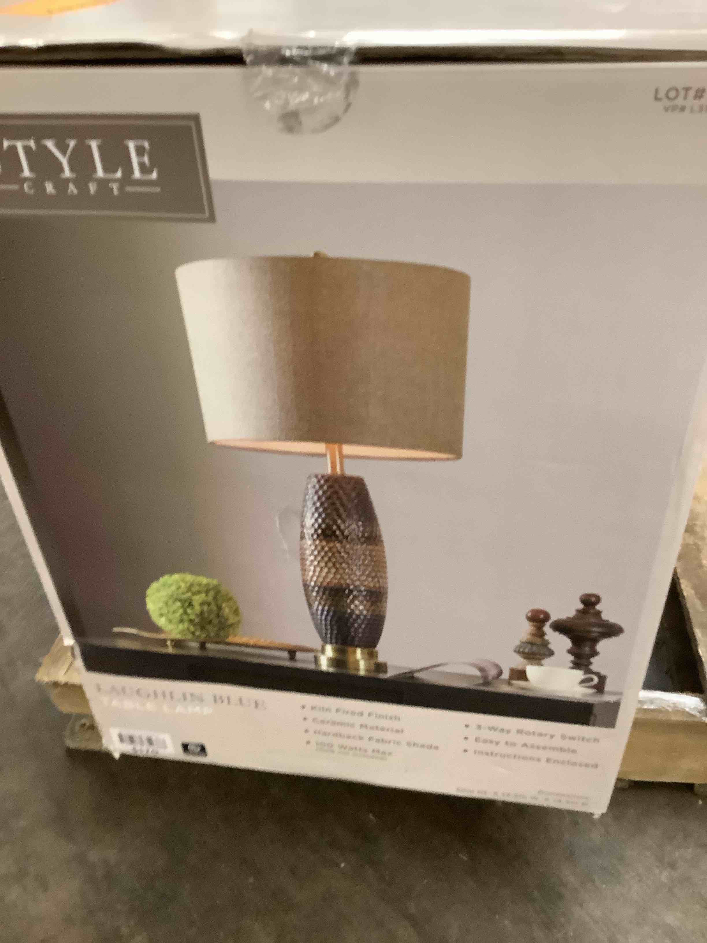 Condition photo showing Good Condition for style table lamp 