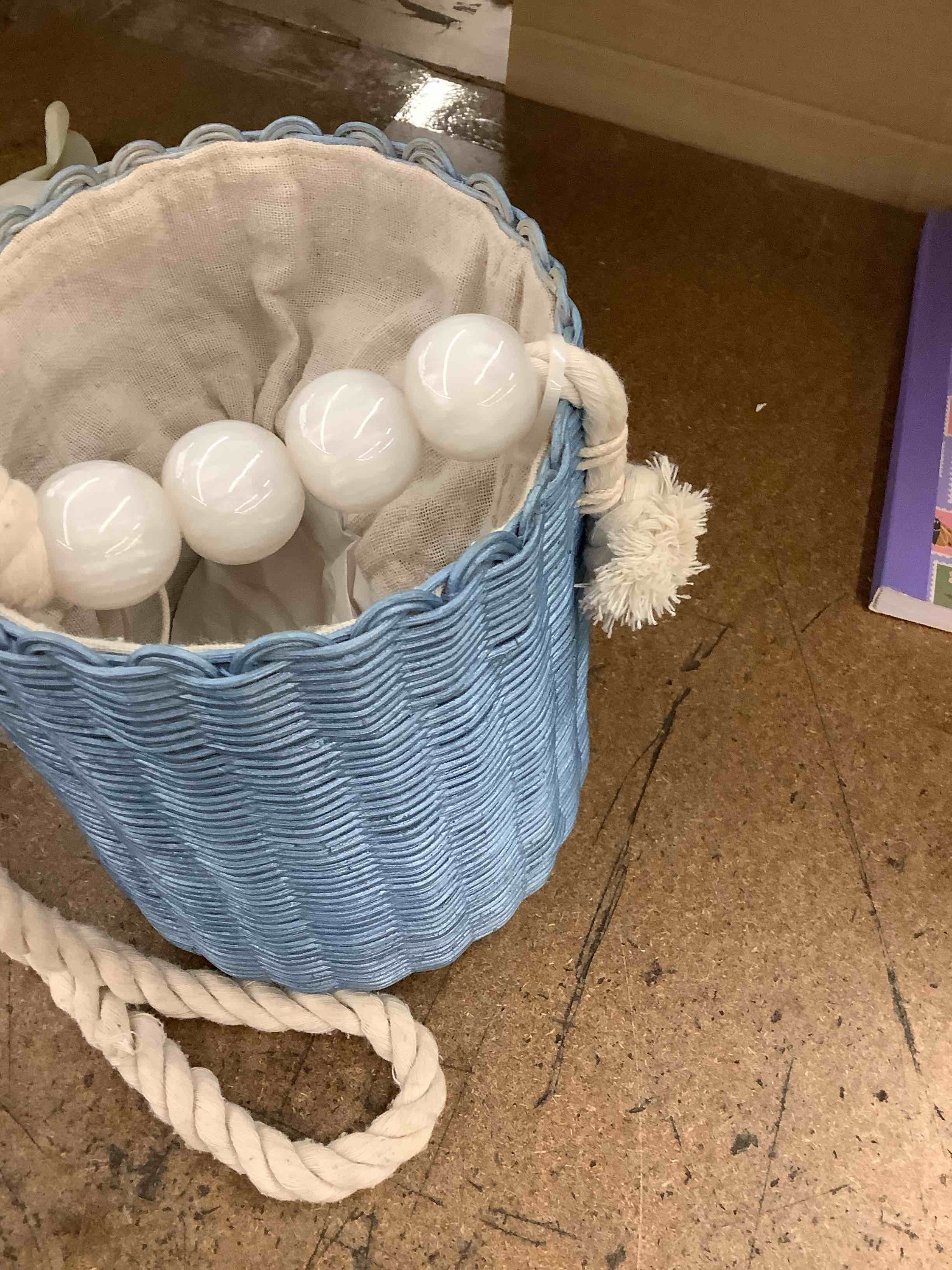 Condition photo showing Good Condition for hanging basket 