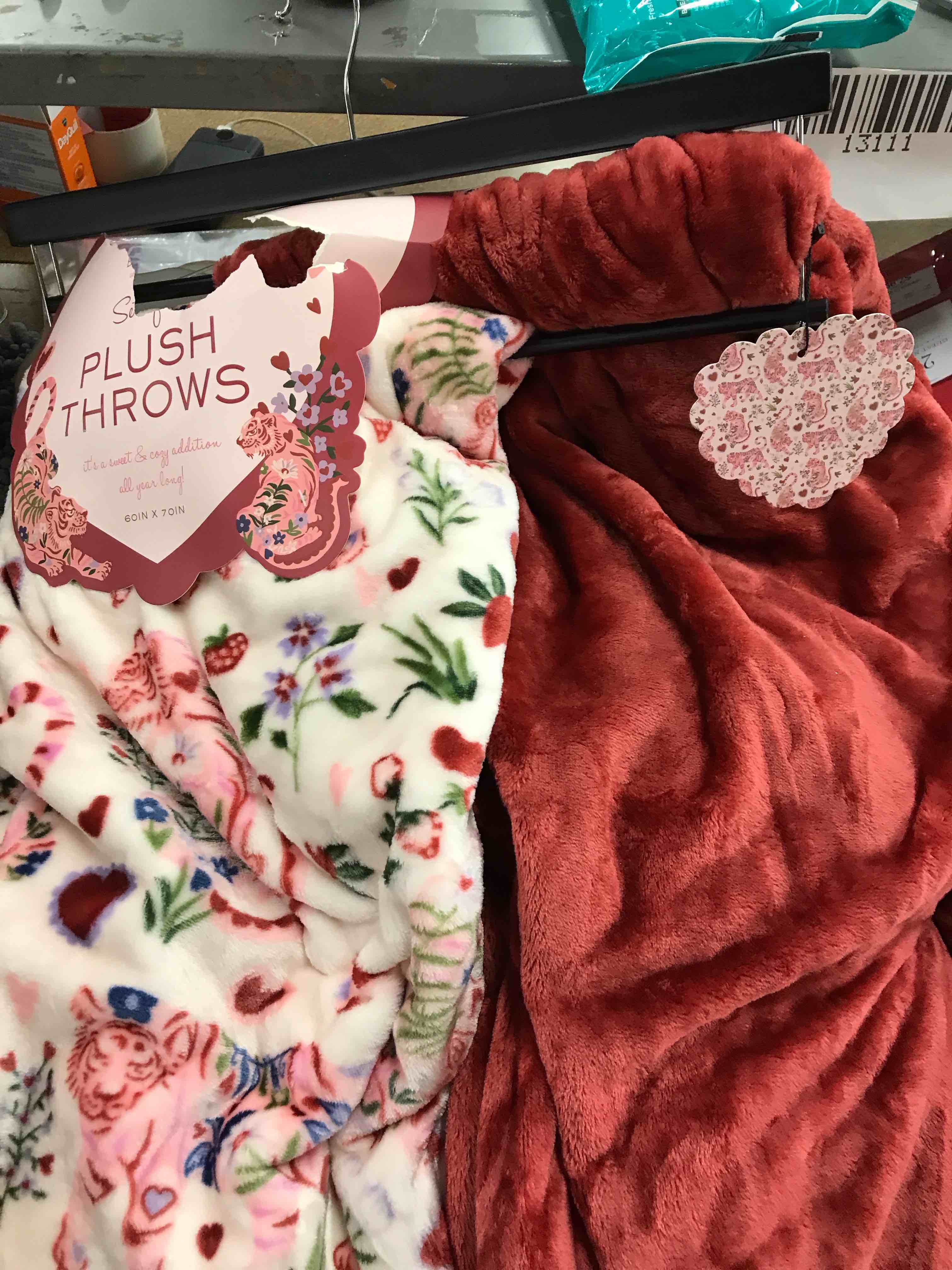 Set of 2 Plush Throws 60 x 70”