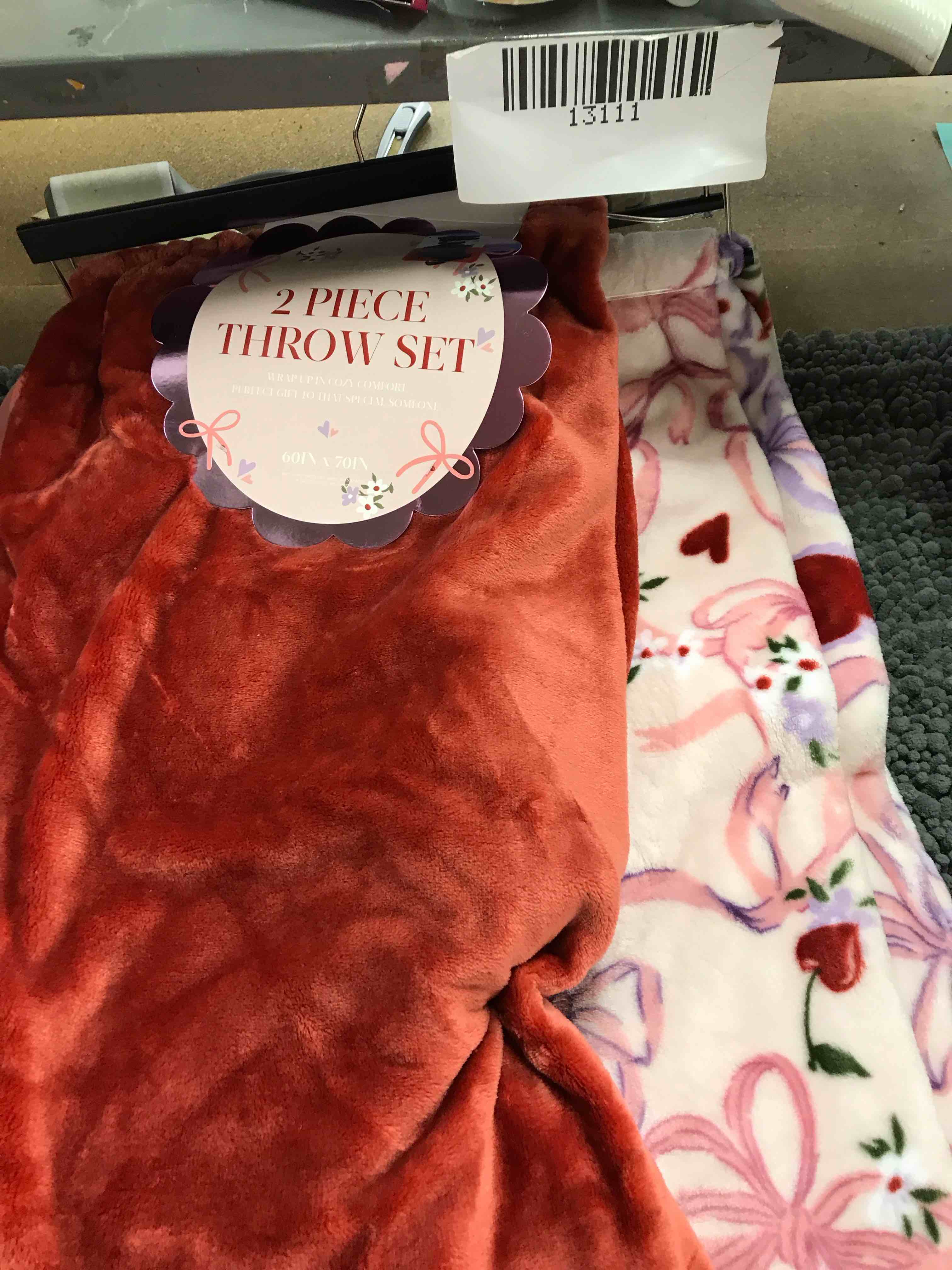 Envogue 2 piece Throw Set.     60x70”