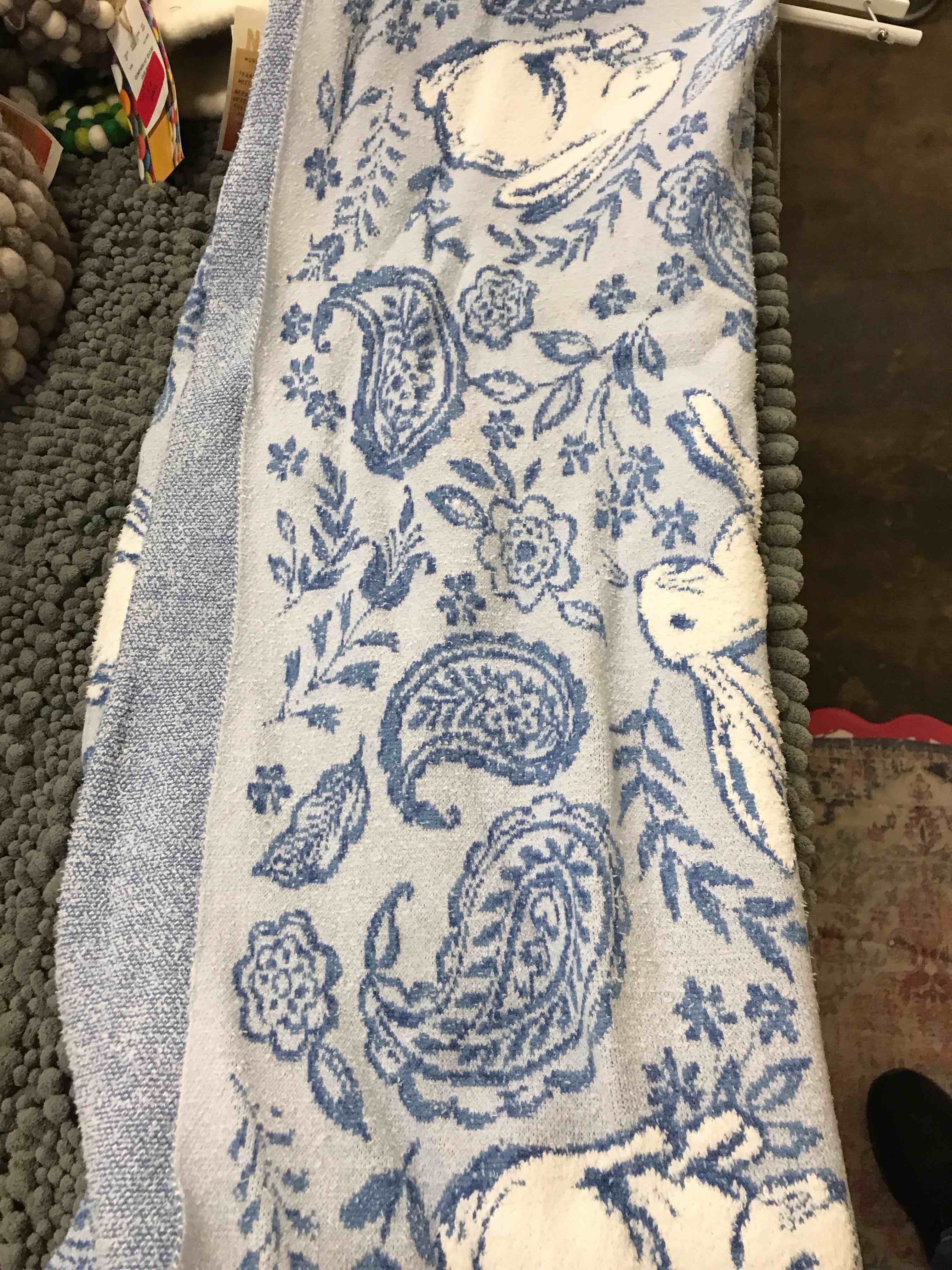 Condition photo showing New/Like New for Decorative Thow