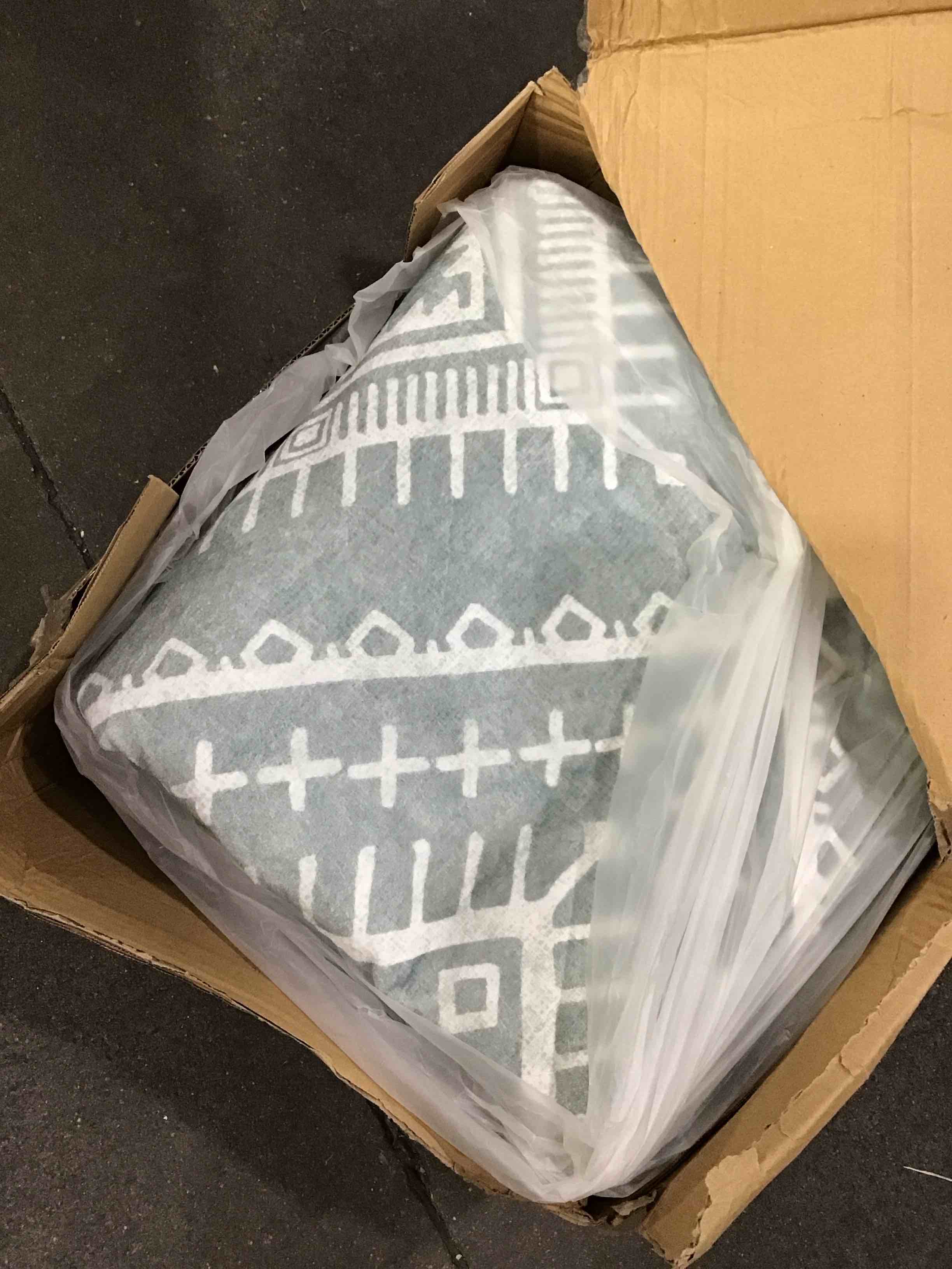https://s3.amazonaws.com/lotting-images-prod/X00498VDM9_1751309589404.jpeg