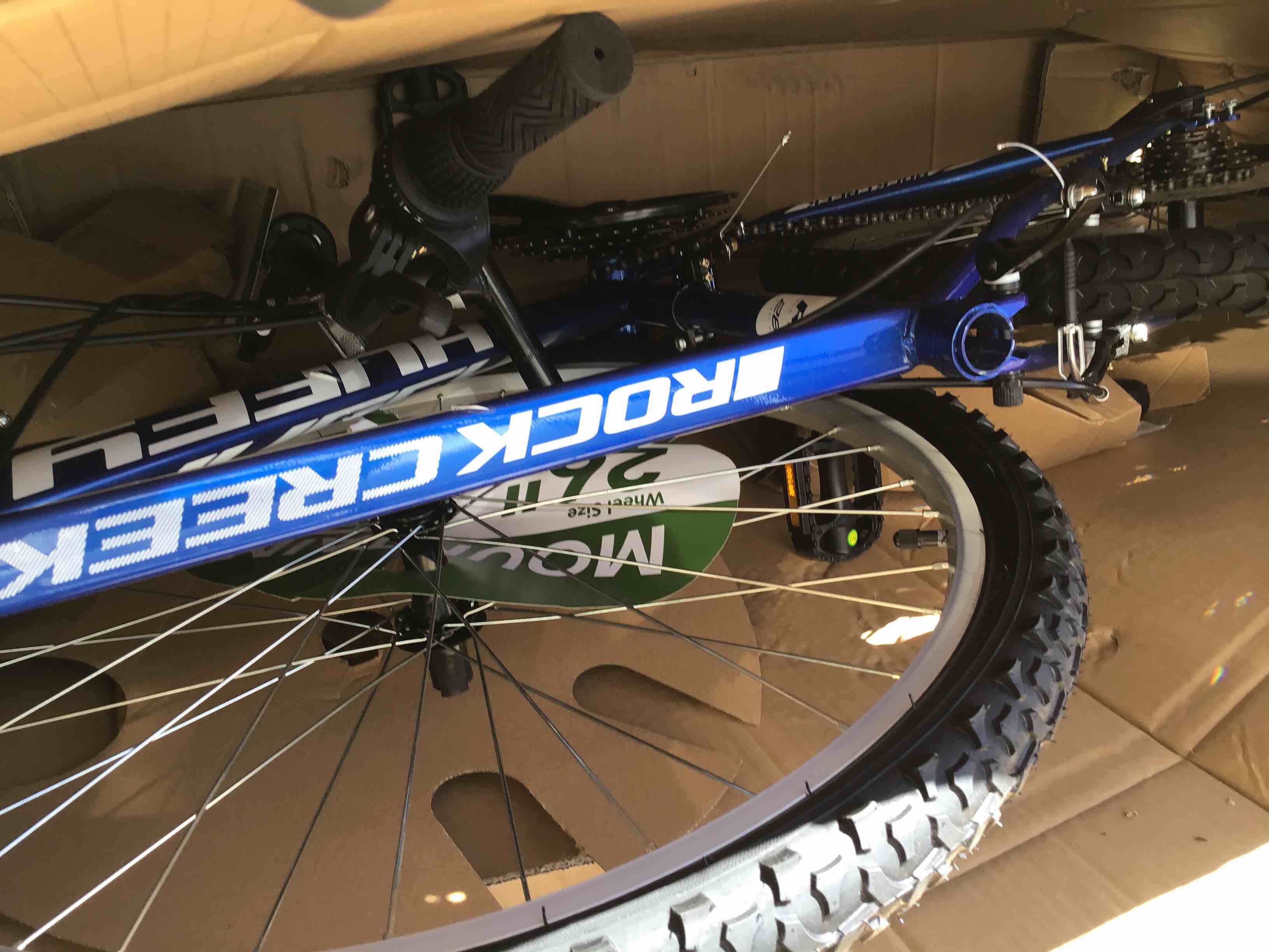 Condition photo showing Open Box for huffy 26-inch rock creek men s mountain bike  blue