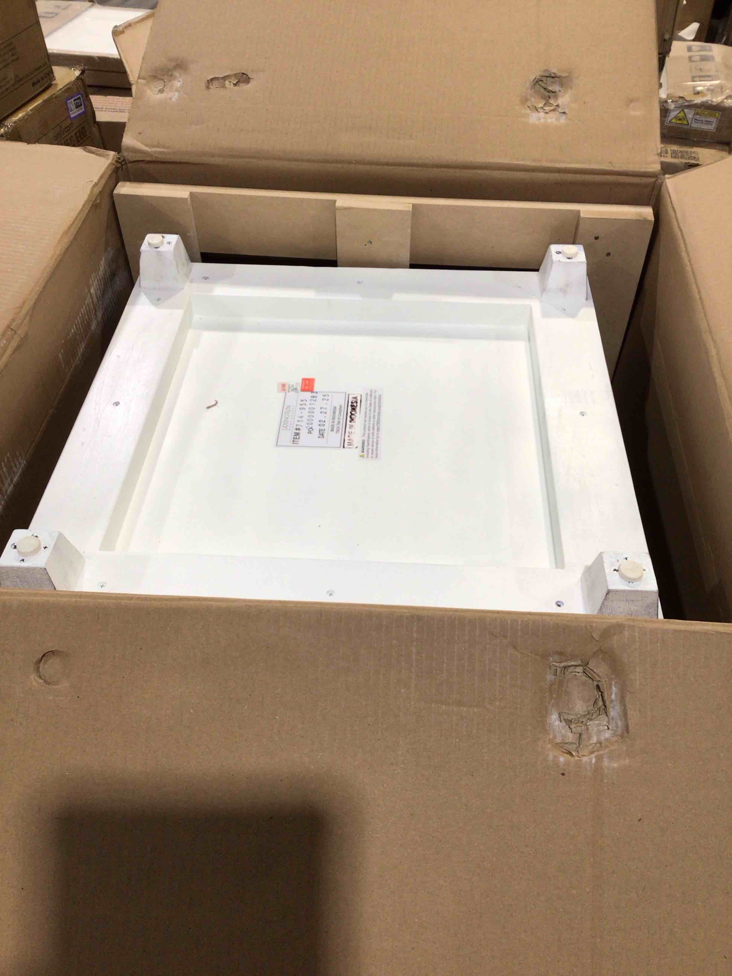 Condition photo showing Good Condition for Oyster Bay Lewiston Square lamp table