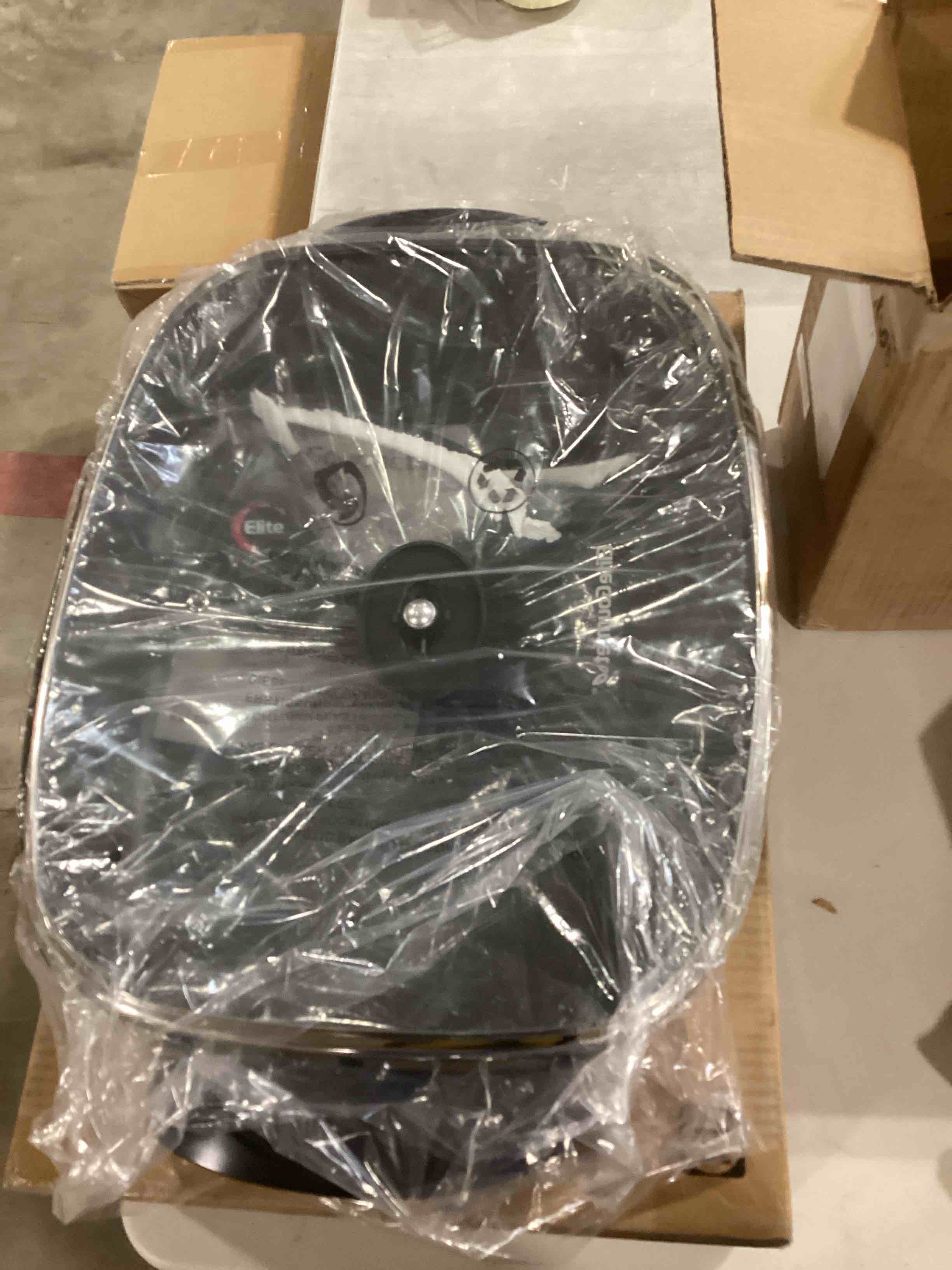 Condition photo showing New/Like New for elite gourmet eg-6203# extra deep 16"x13"x3.2" (10.5qt.) scratch resistant, easy pour spout dishwasher safe, non-stick electric skillet with glass vented lid, adjustable temperature, black