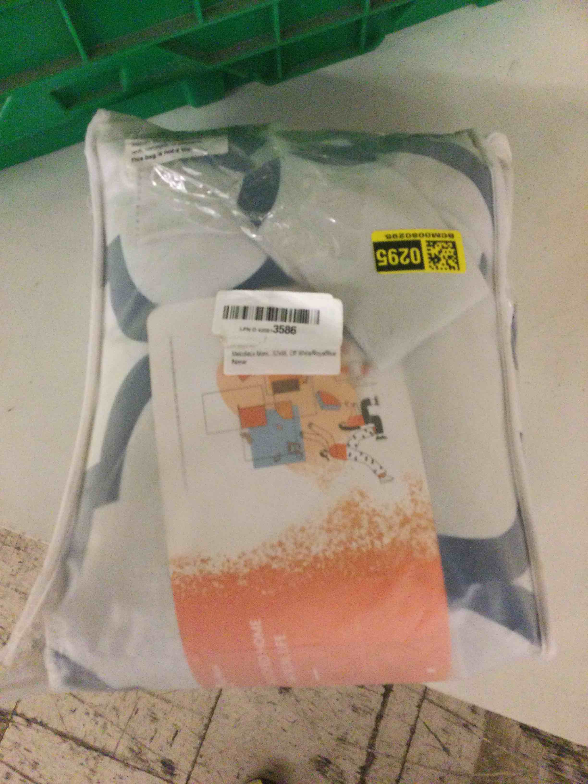 Condition photo showing Good Condition for Melodieux Moro…52x96 off white/royal blue