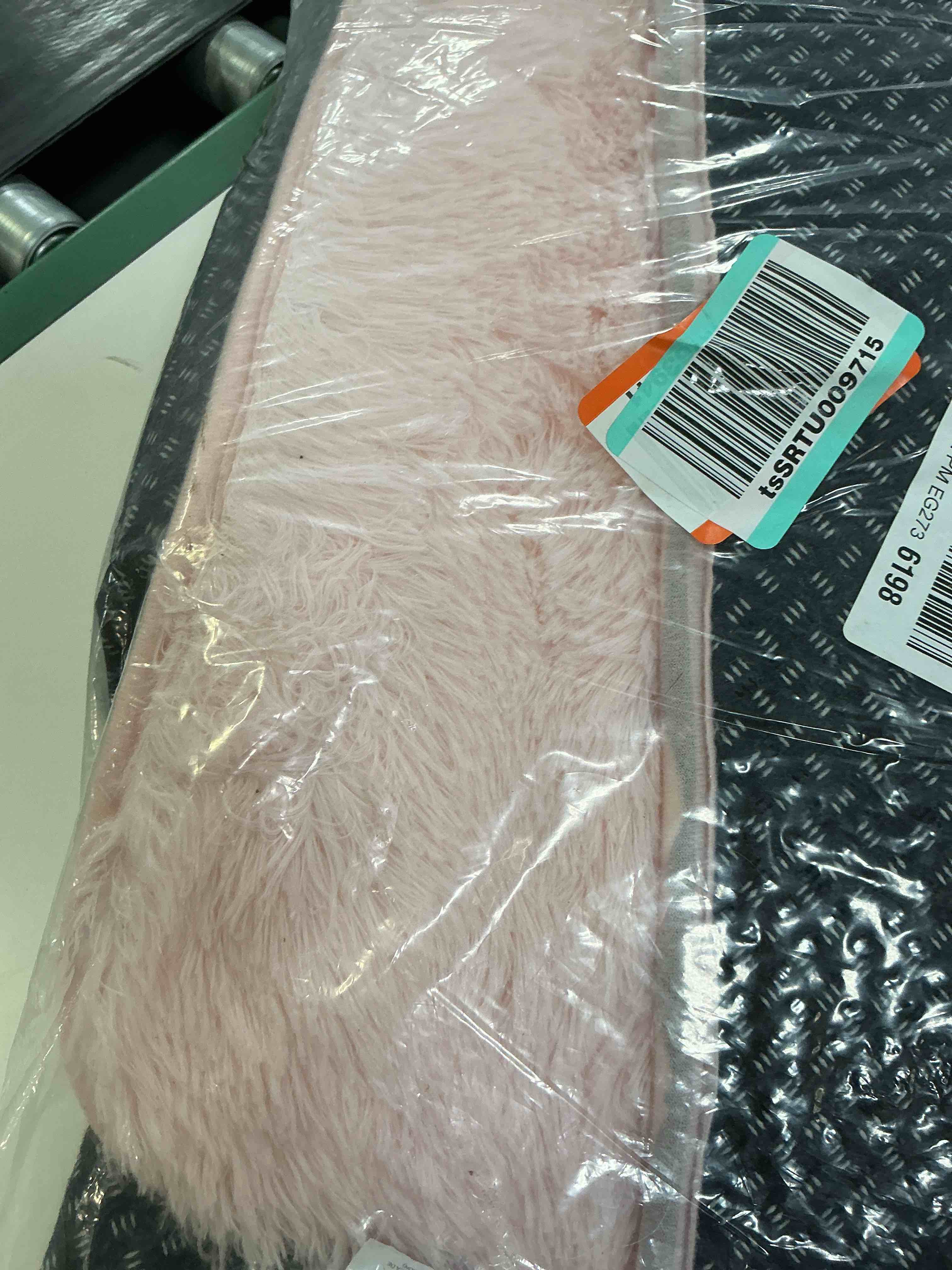 Condition photo showing Good Condition for ophanie fluffy area rug rectangular 4’x6’ pink