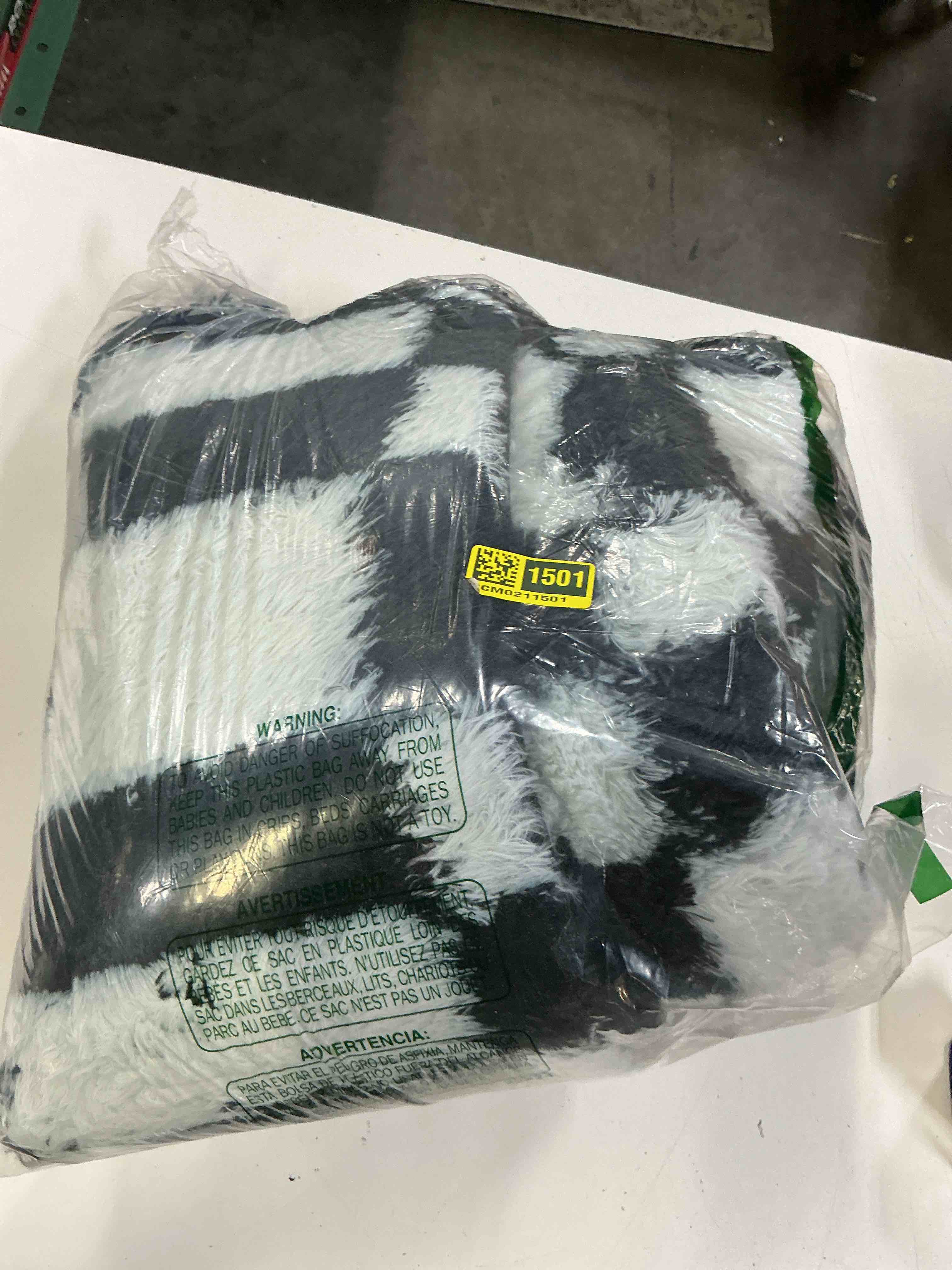 Condition photo showing Good Condition for plush, high-pile black and white checkered faux-fur area rug features a soft, shaggy texture with a bold retro checkerboard pattern 4’x6’