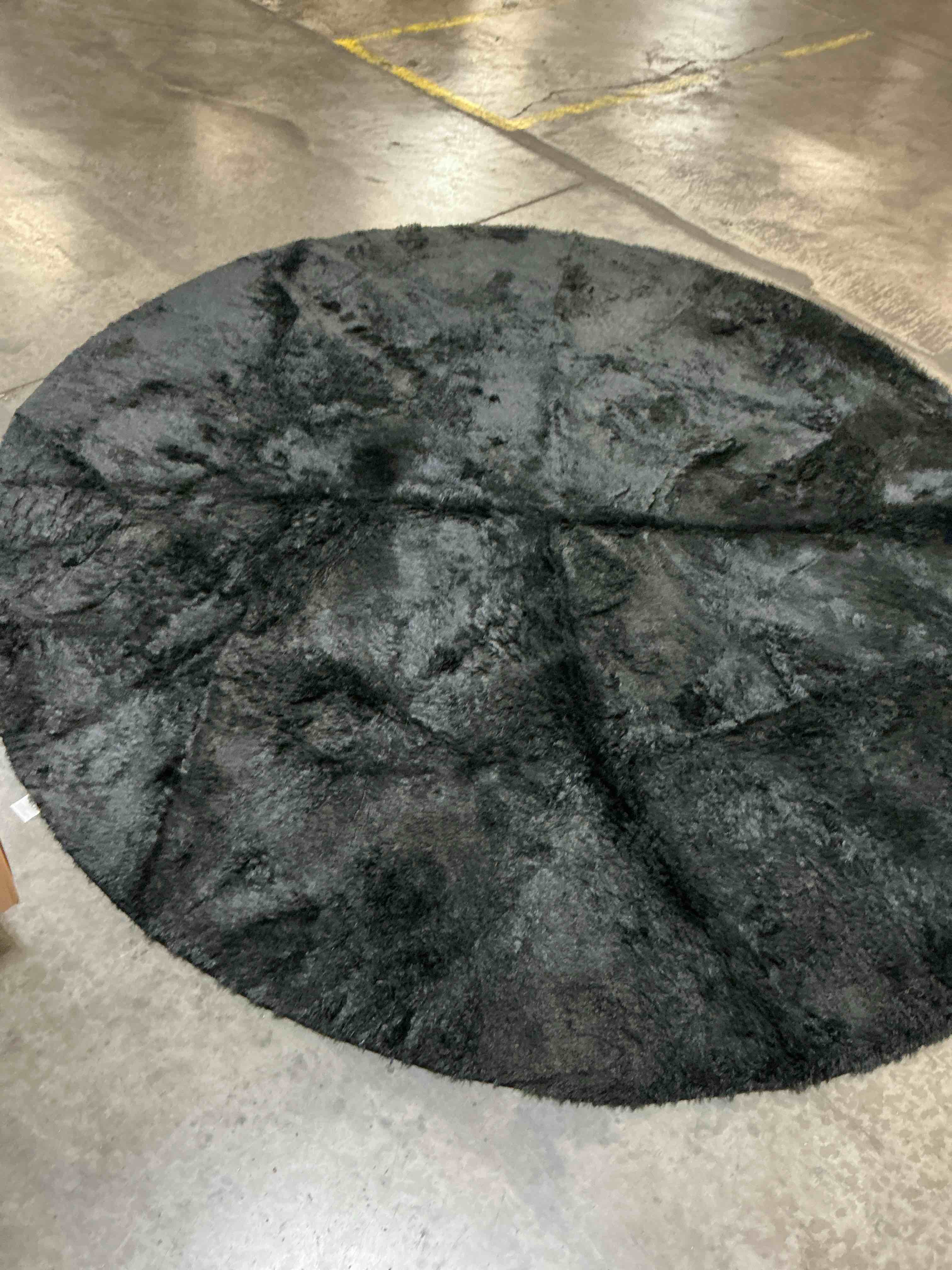 Condition photo showing Good Condition for ophanie fluffy area rug round  8ft black