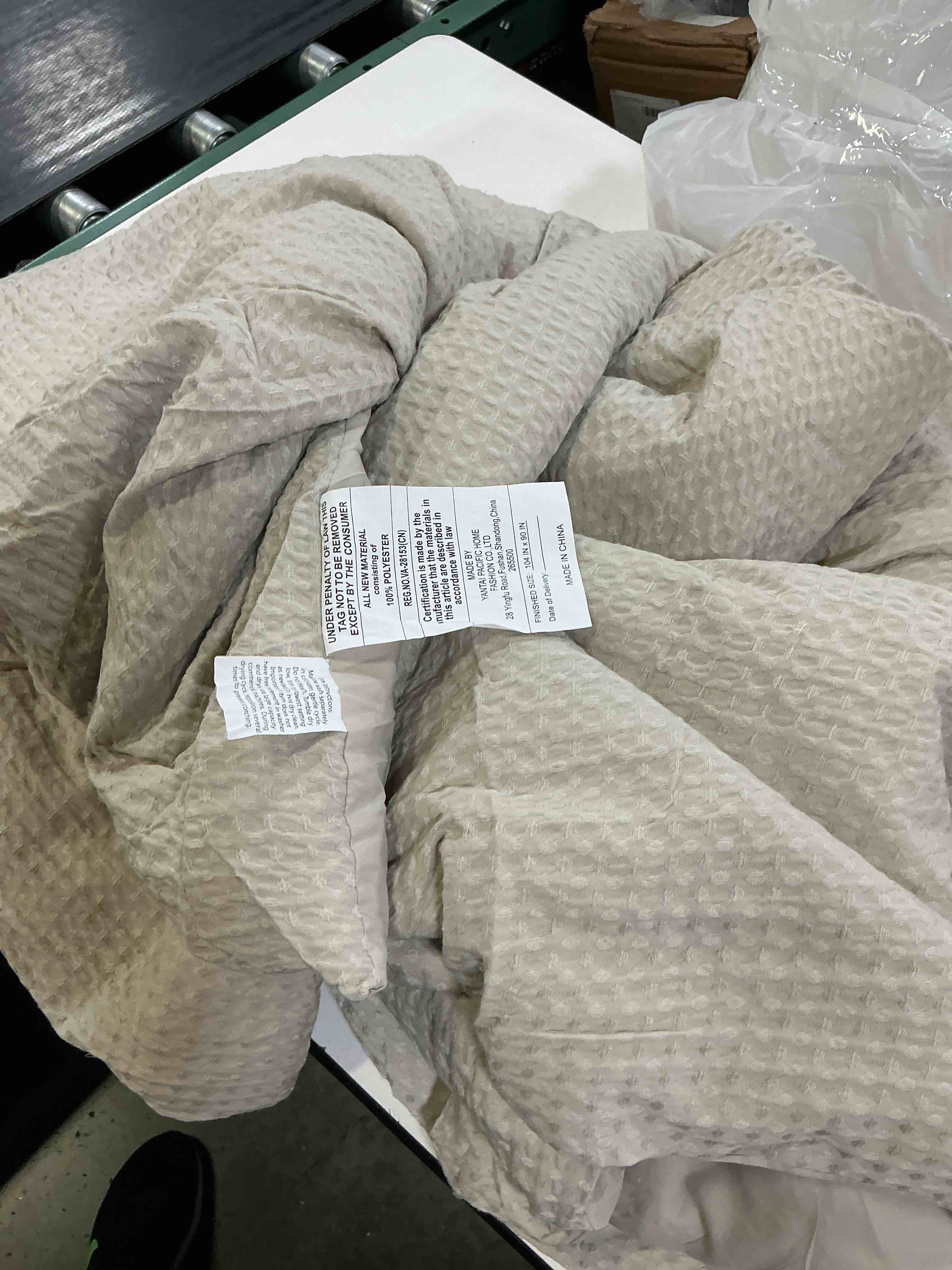 Condition photo showing Good Condition for king waffle comforter sand 104”x90”