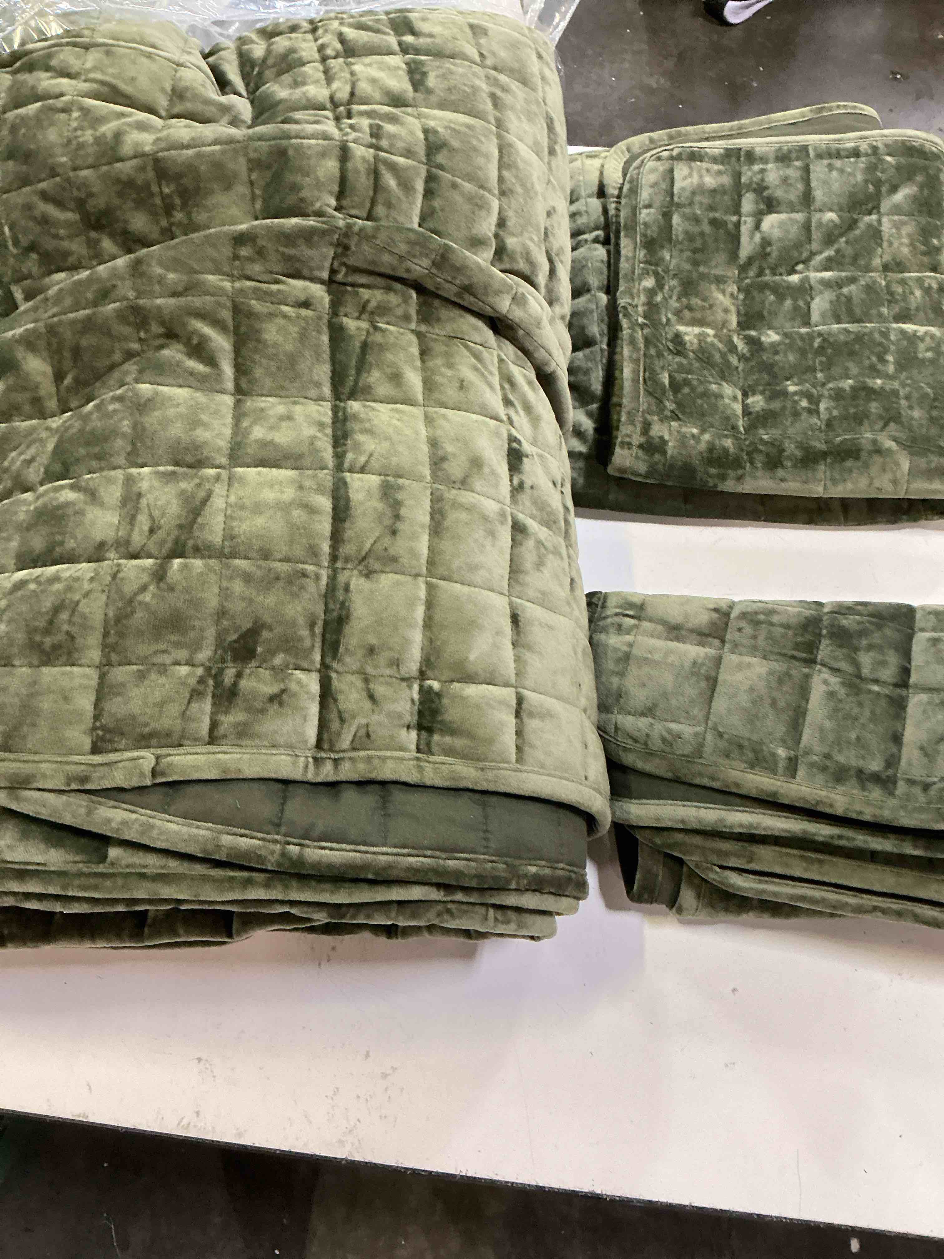 Condition photo showing Good Condition for luxurious velvet quilt full/queen size set 90" x98" ultra soft bedding set quilted bedspread coverlet with 2 matching pillow shams for all seasons,army green