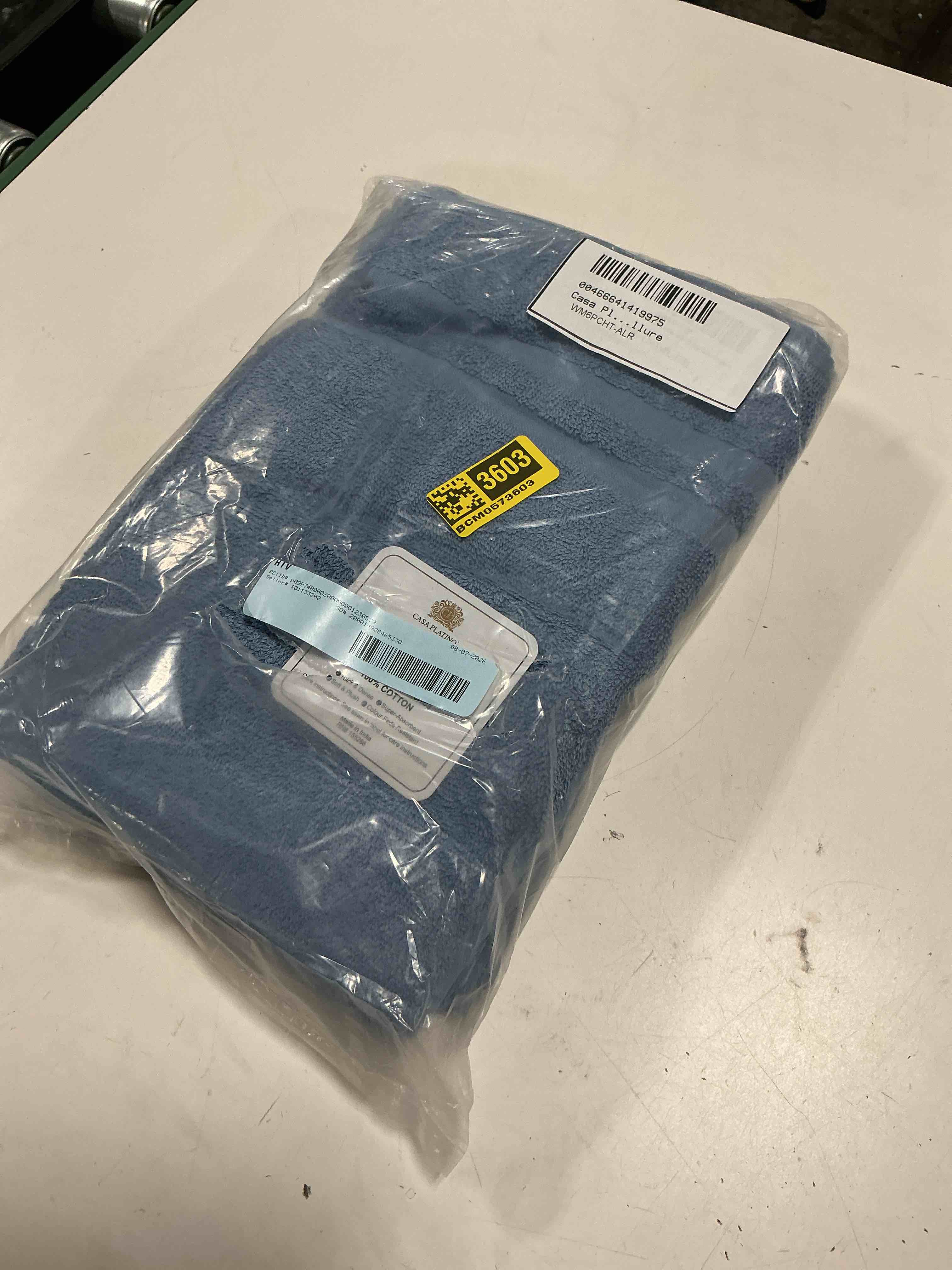 Condition photo showing New/Like New for casa plantino bath collection pack of 6 hand towels 16”x26” light blue