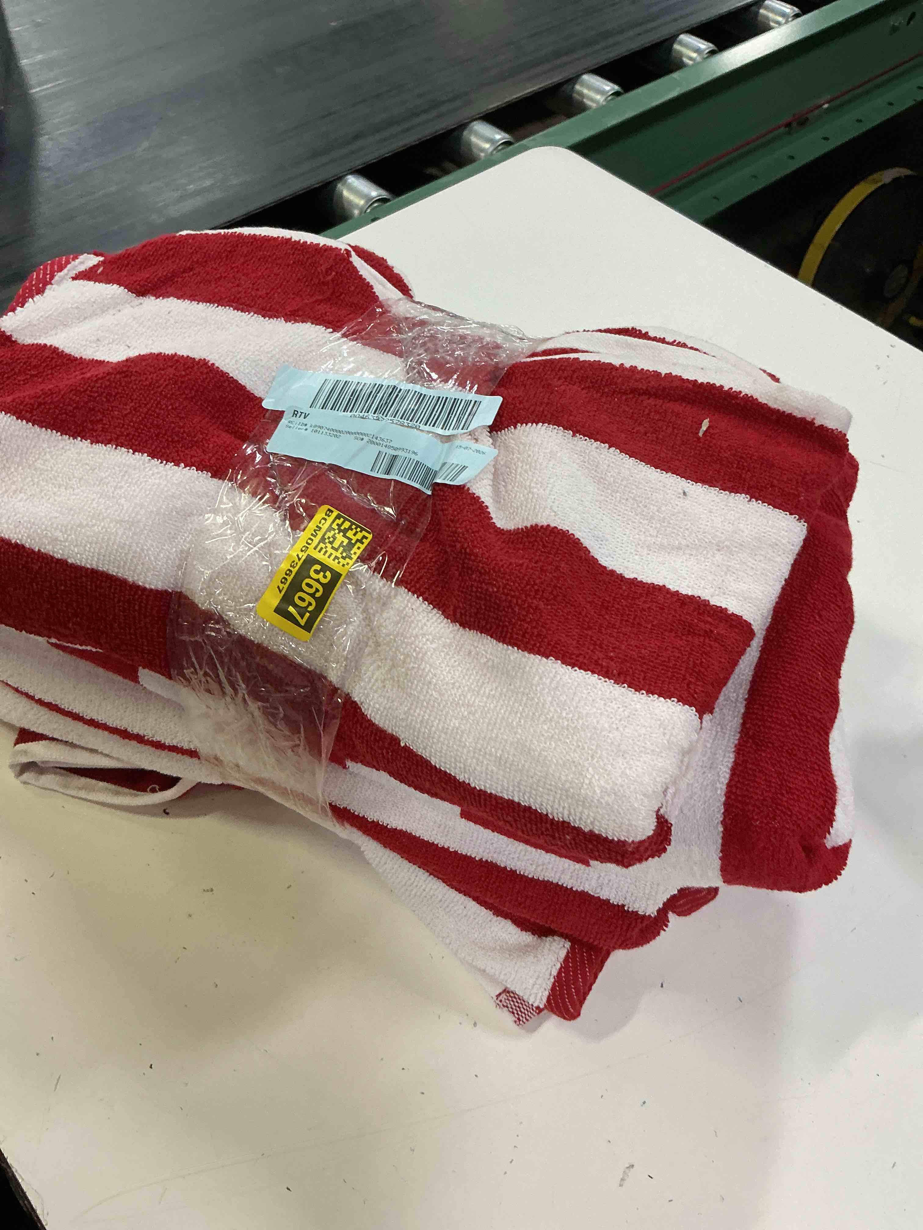 Condition photo showing Good Condition for casa plantino red and white striped beach towels set of 4