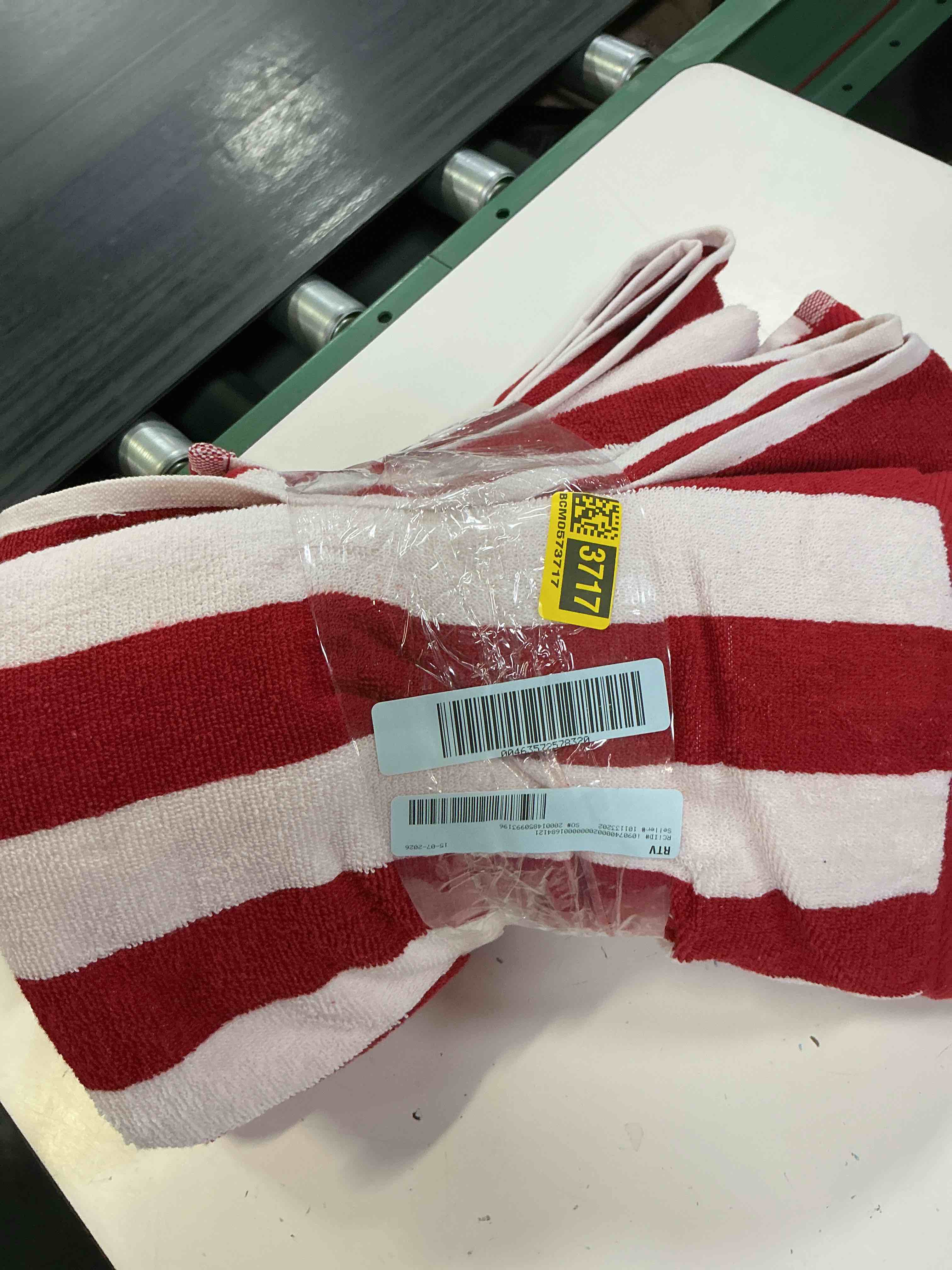 Condition photo showing Good Condition for casa plantino red and white striped beach towels set of 4
