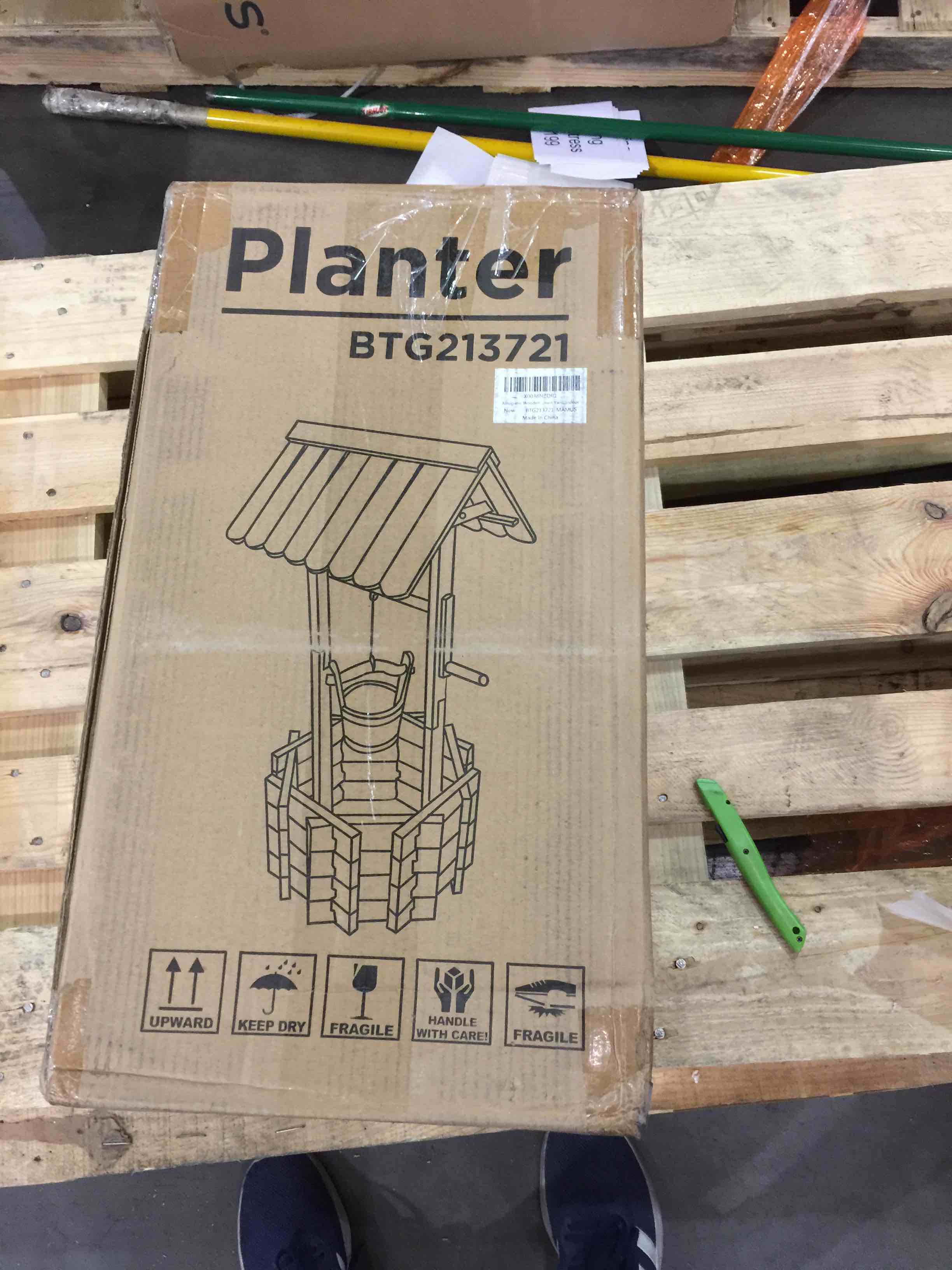 Amopatio Wooden Wishing Well Planters for Outside, Outdoor Garden Decor, Rustic Flower Planter with Adjustable Hanging Bucket for Patio, Front Yard, Indoor