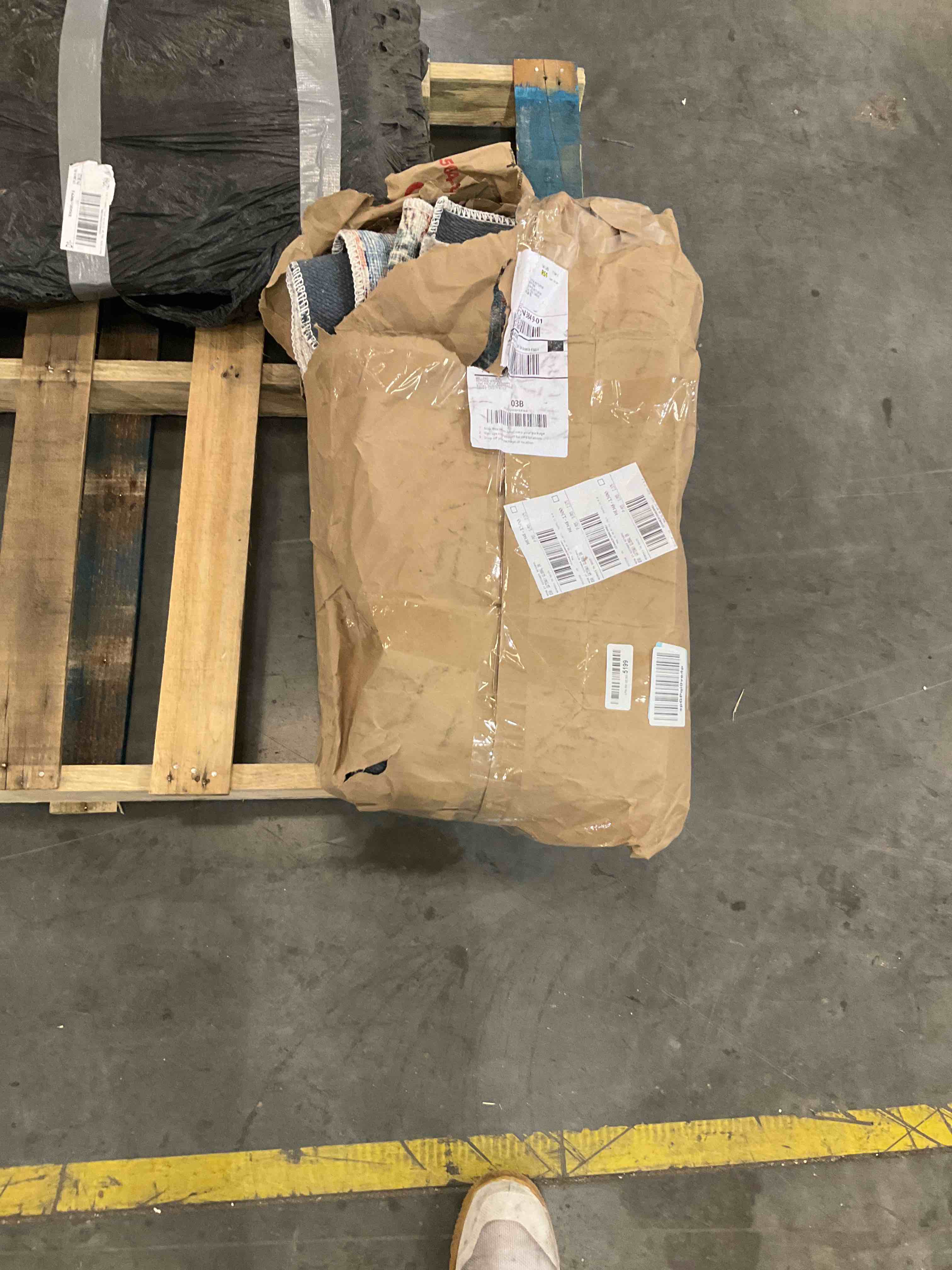 https://s3.amazonaws.com/lotting-images-prod/bidfta/BHL00068897_1685713399663.jpeg