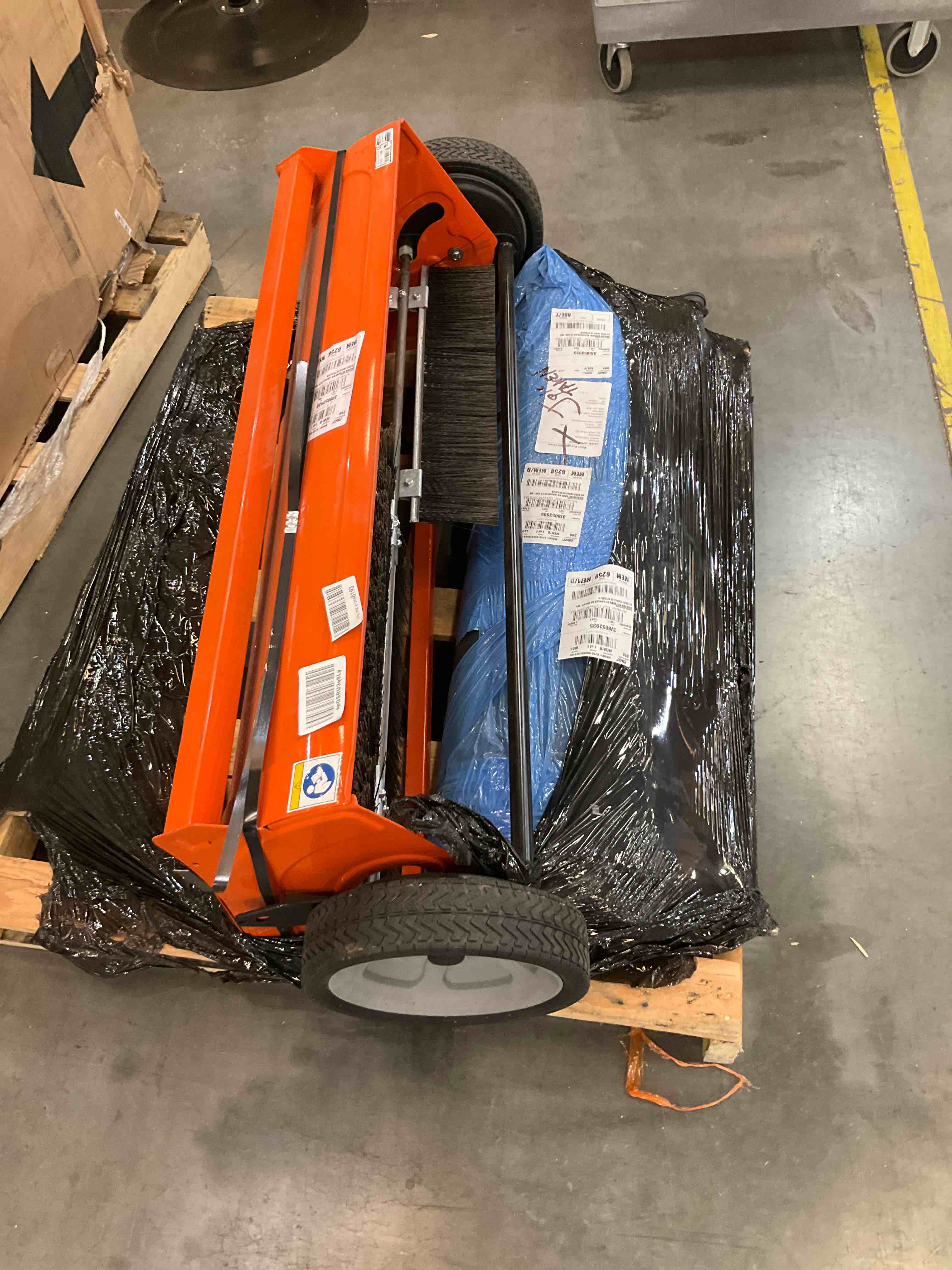 https://s3.amazonaws.com/lotting-images-prod/bidfta/BHL00068912_1685716369295.jpeg