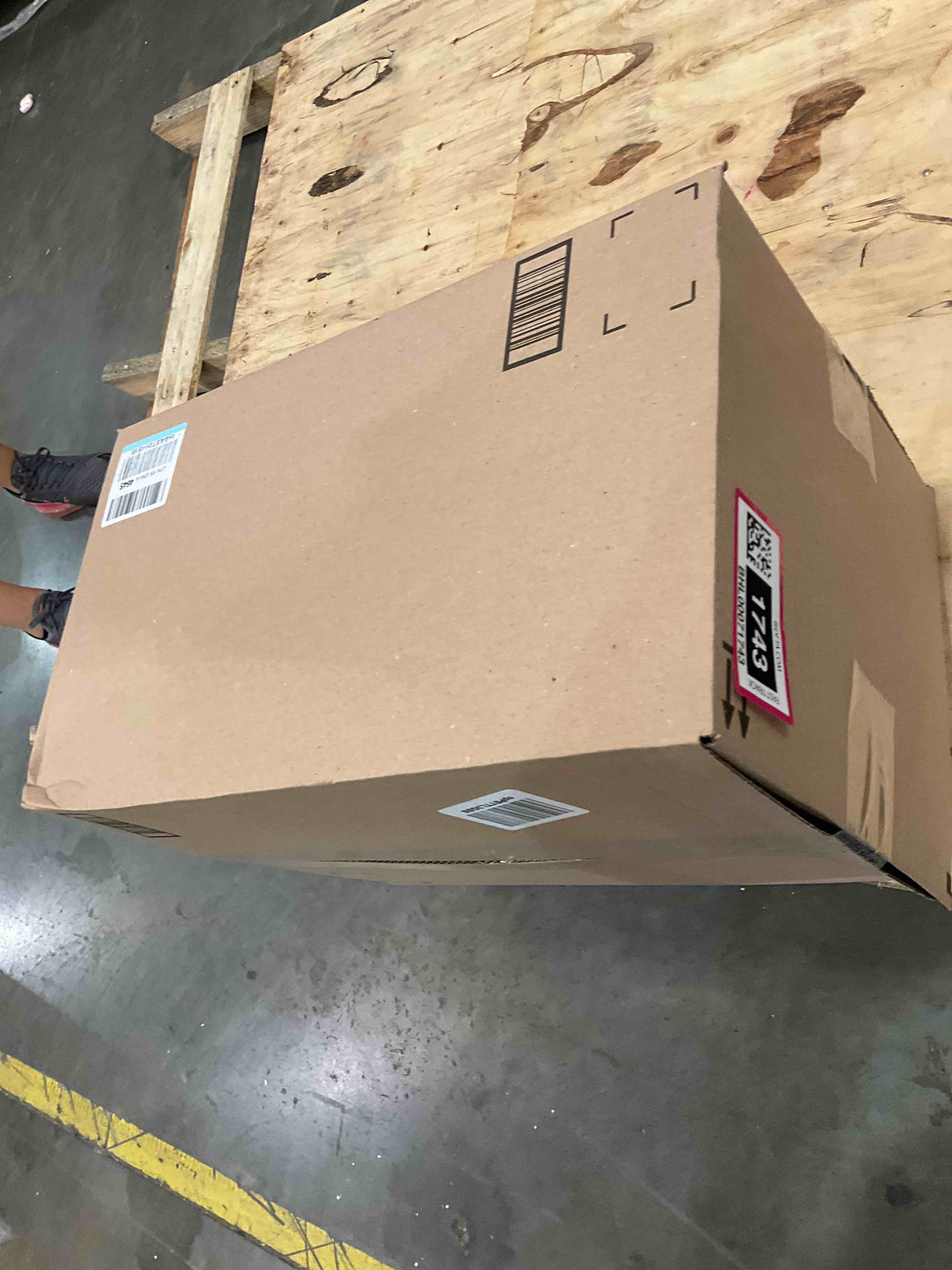 https://s3.amazonaws.com/lotting-images-prod/bidfta/BHL00071743_1689707563645.jpeg