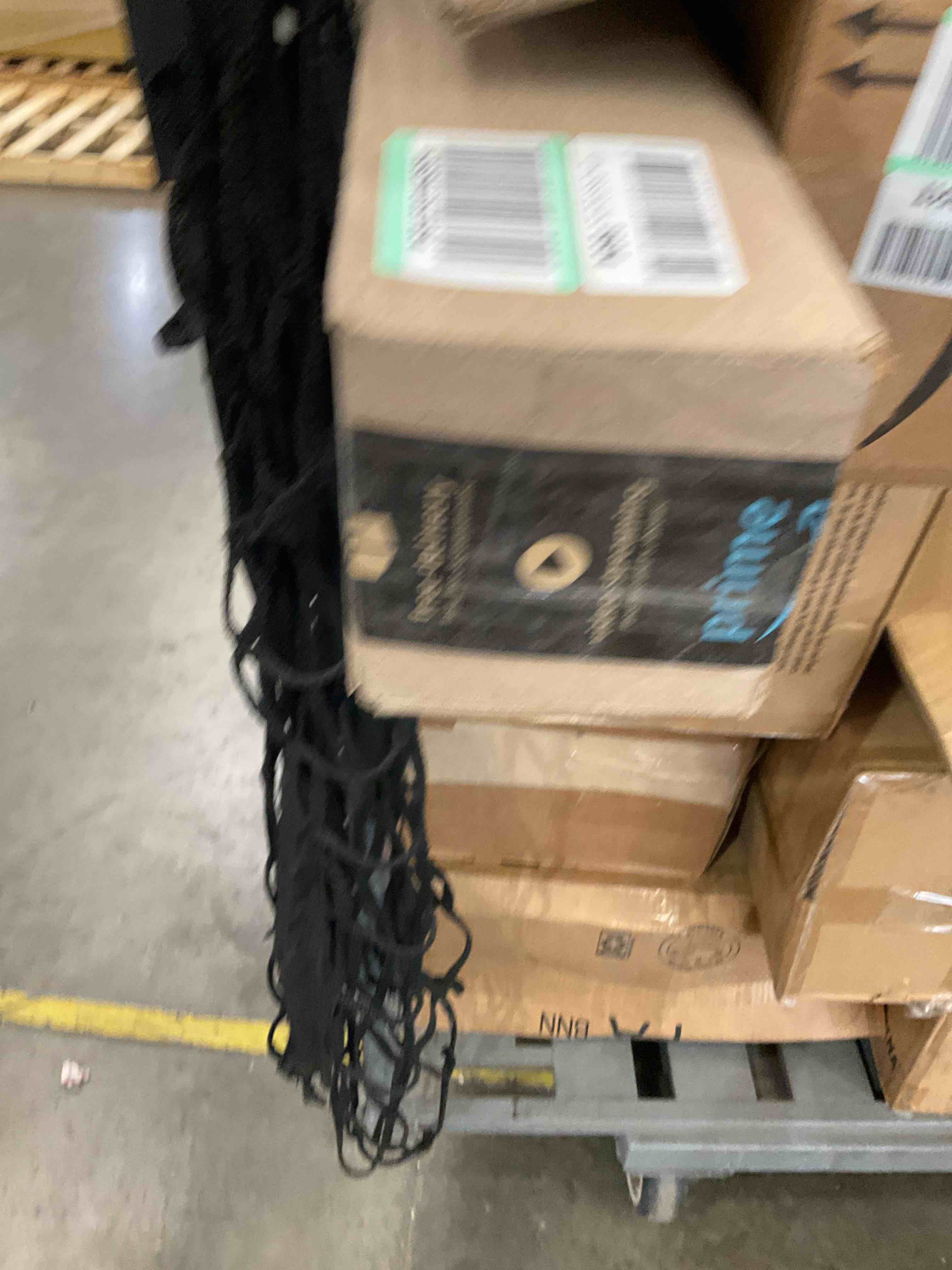 https://s3.amazonaws.com/lotting-images-prod/bidfta/BHL00072703_1689631252568.jpeg