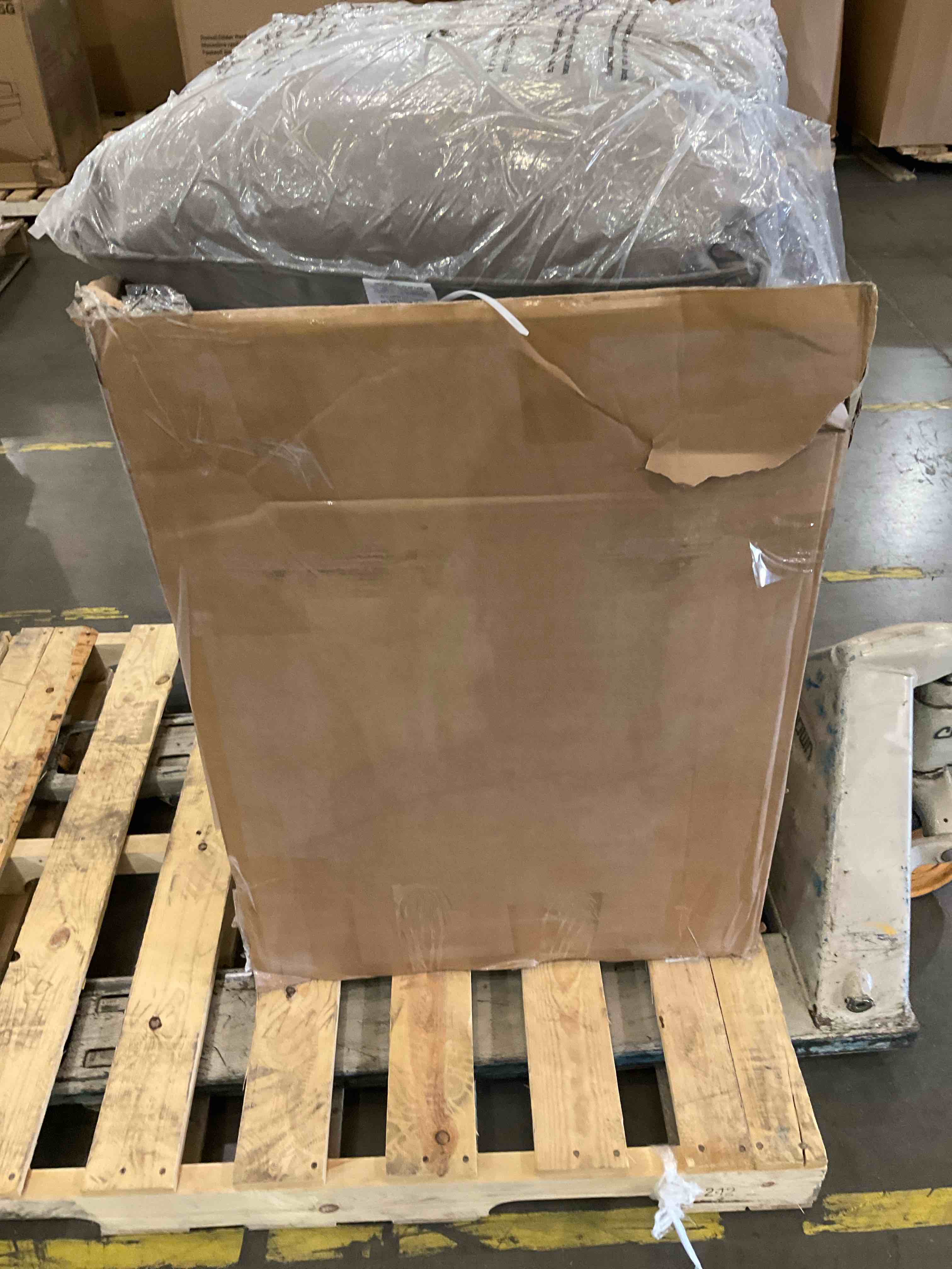 https://s3.amazonaws.com/lotting-images-prod/bidfta/BHL00090333_1696002408655.jpeg