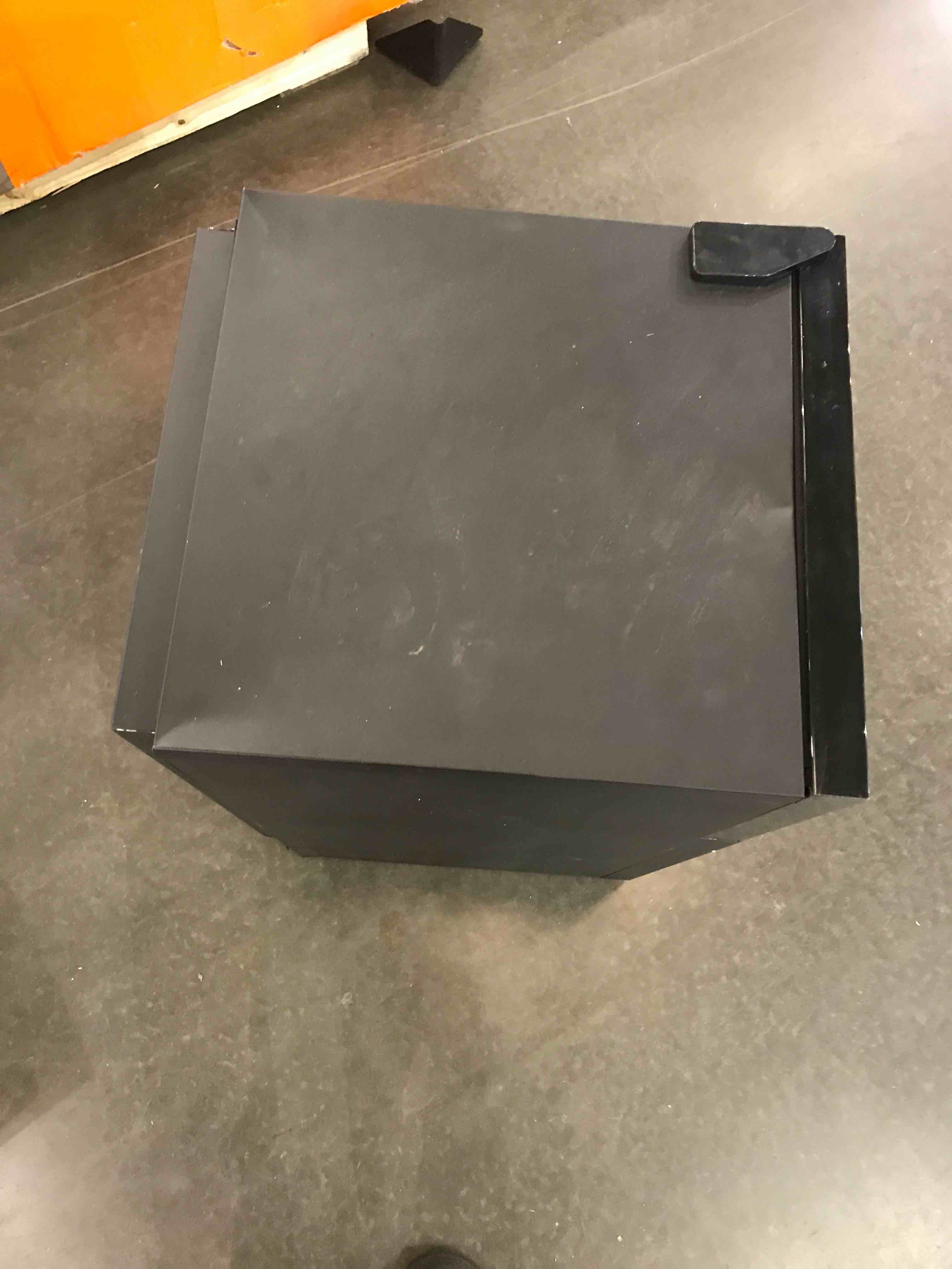 https://s3.amazonaws.com/lotting-images-prod/bidfta/BHL00096329_1693488885336.jpeg