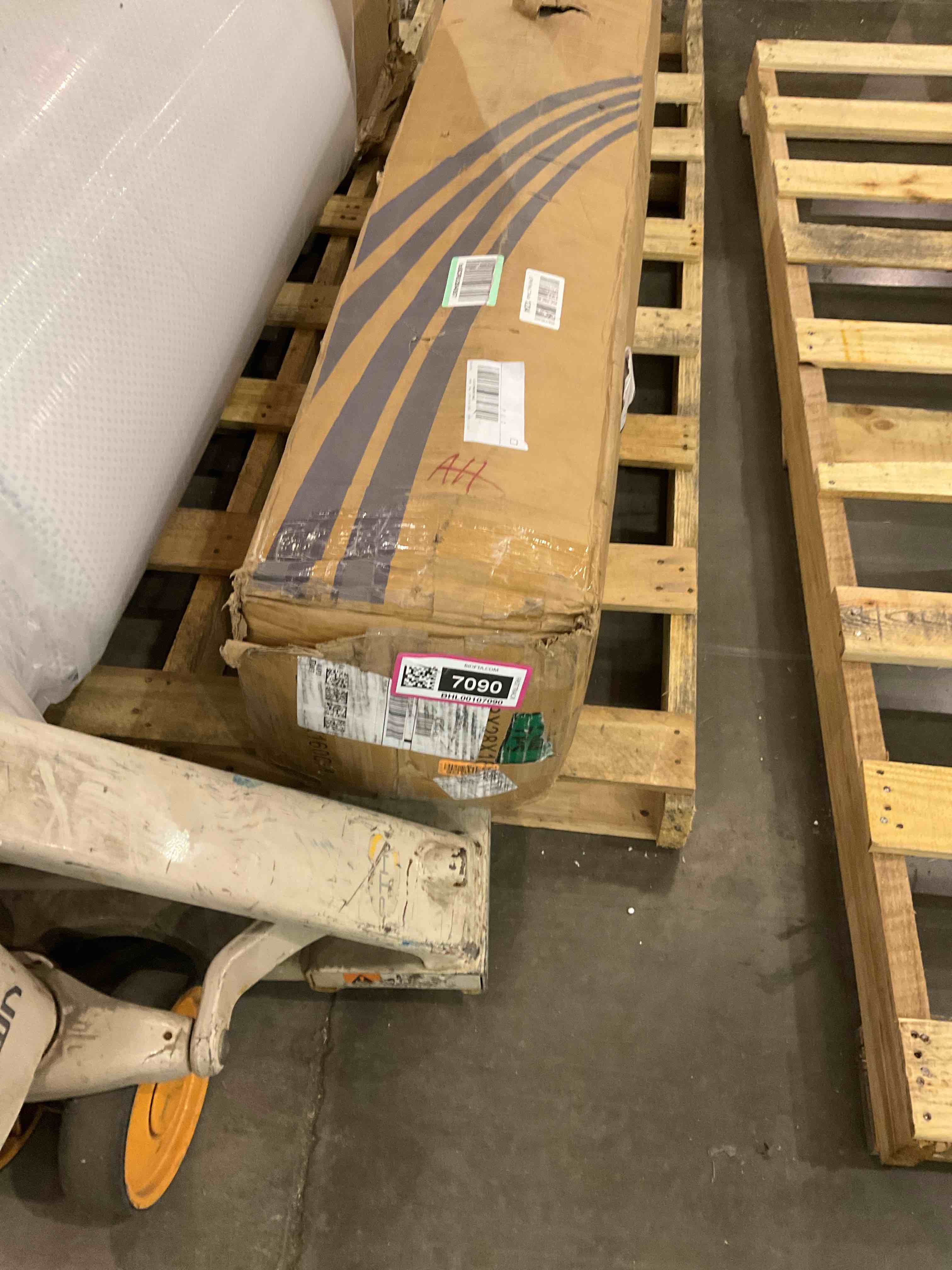 https://s3.amazonaws.com/lotting-images-prod/bidfta/BHL00107090_1696944603937.jpeg