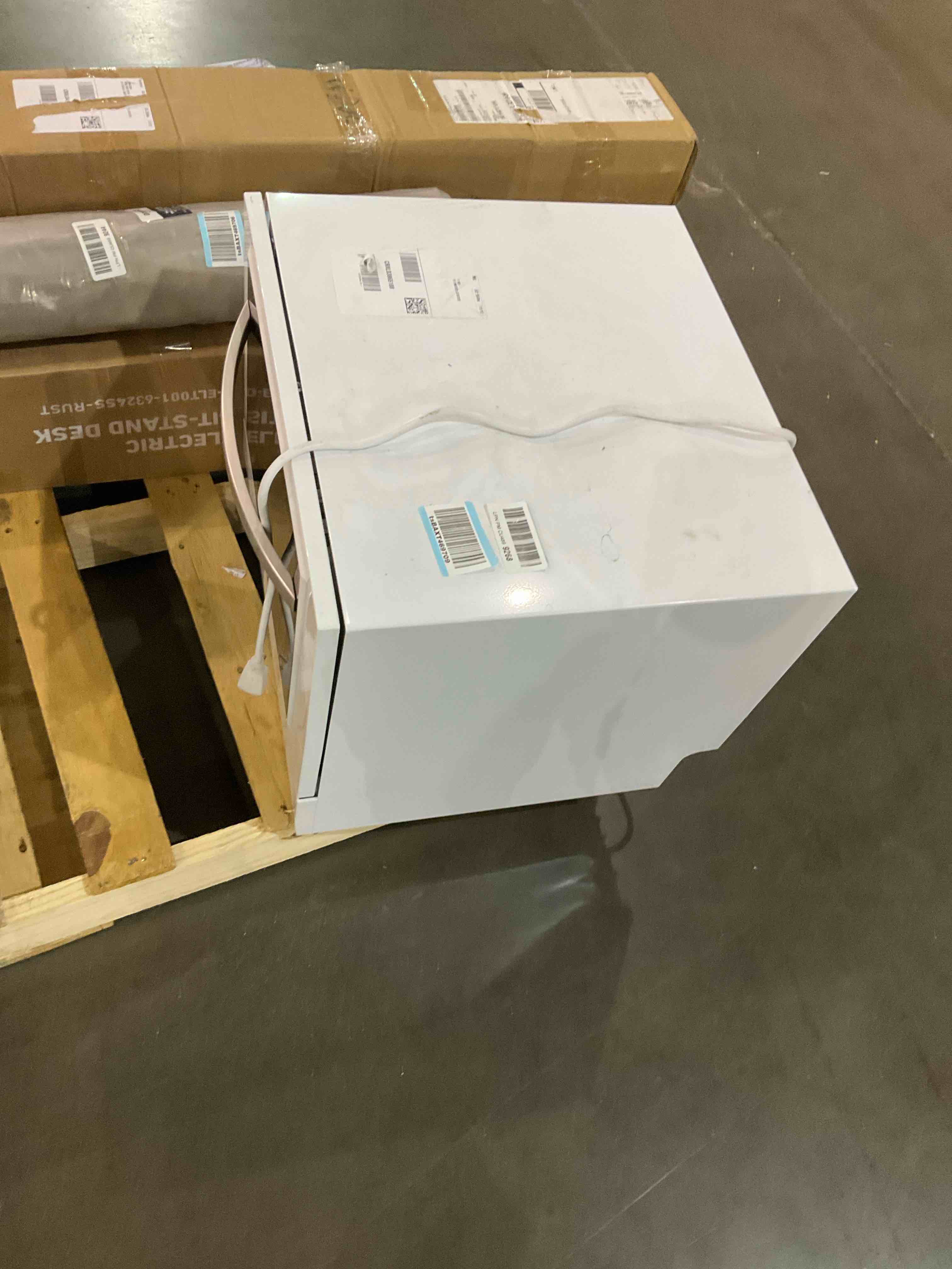 https://s3.amazonaws.com/lotting-images-prod/bidfta/BHL00130134_1702601053038.jpeg