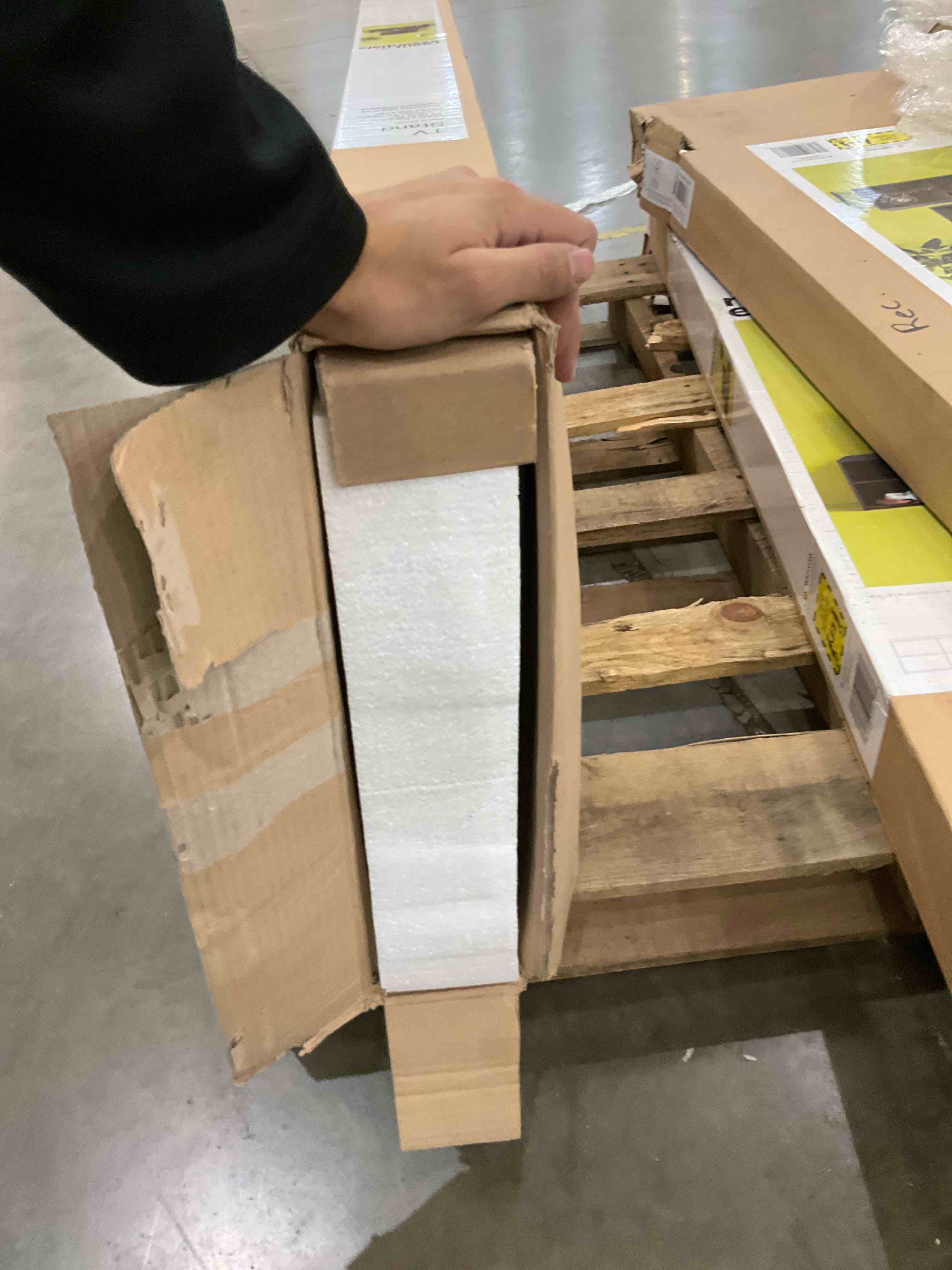 https://s3.amazonaws.com/lotting-images-prod/bidfta/BHL00131023_1703274636956.jpeg