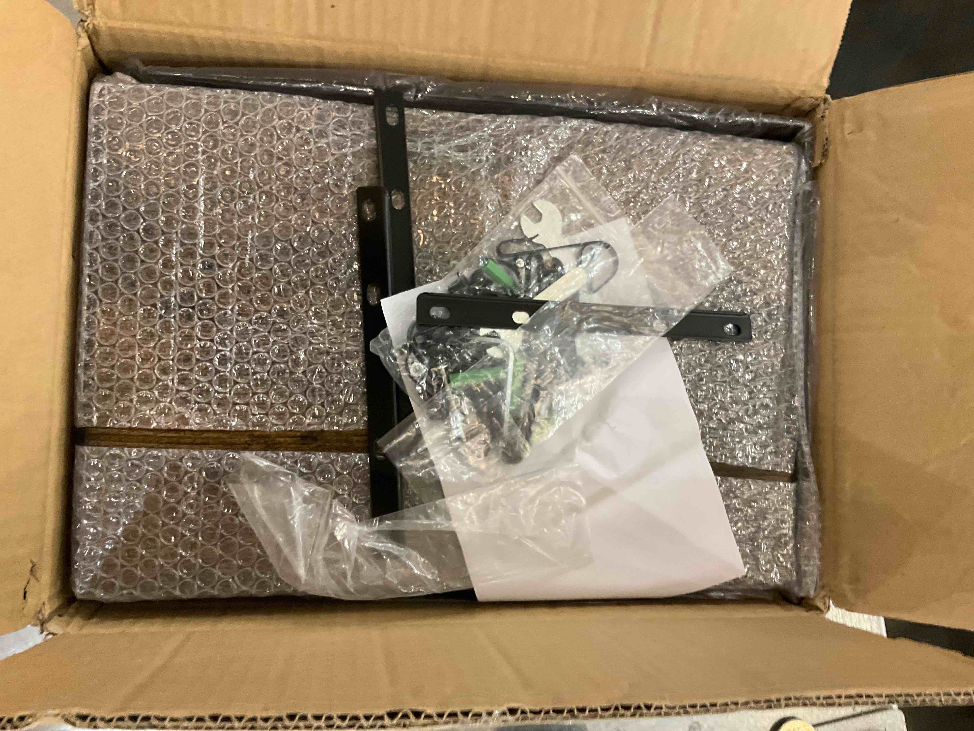 https://s3.amazonaws.com/lotting-images-prod/bidfta/BHS90003417_1691694970625.jpeg