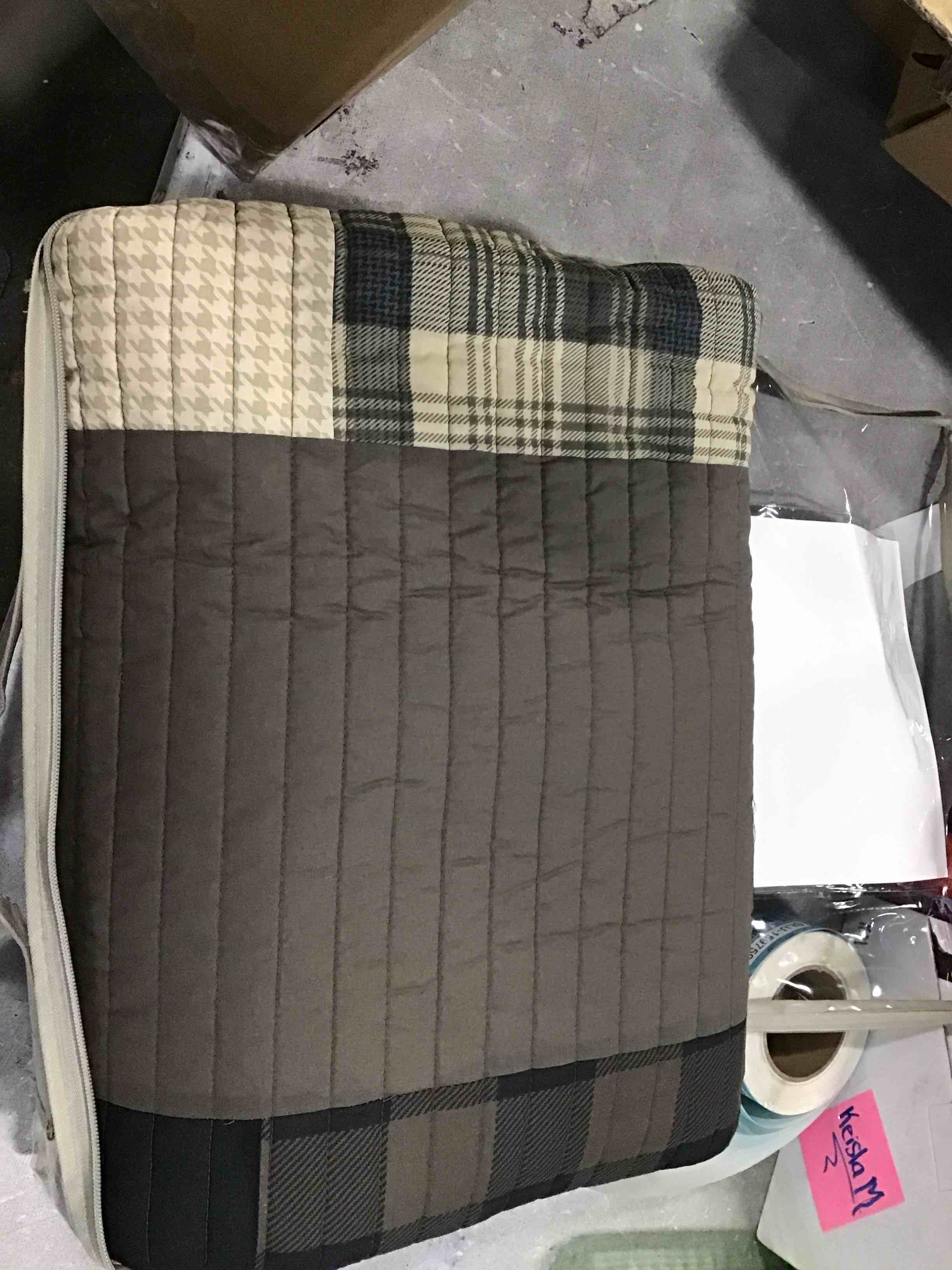 https://s3.amazonaws.com/lotting-images-prod/bidfta/BLU1597590_1720575762935.jpeg