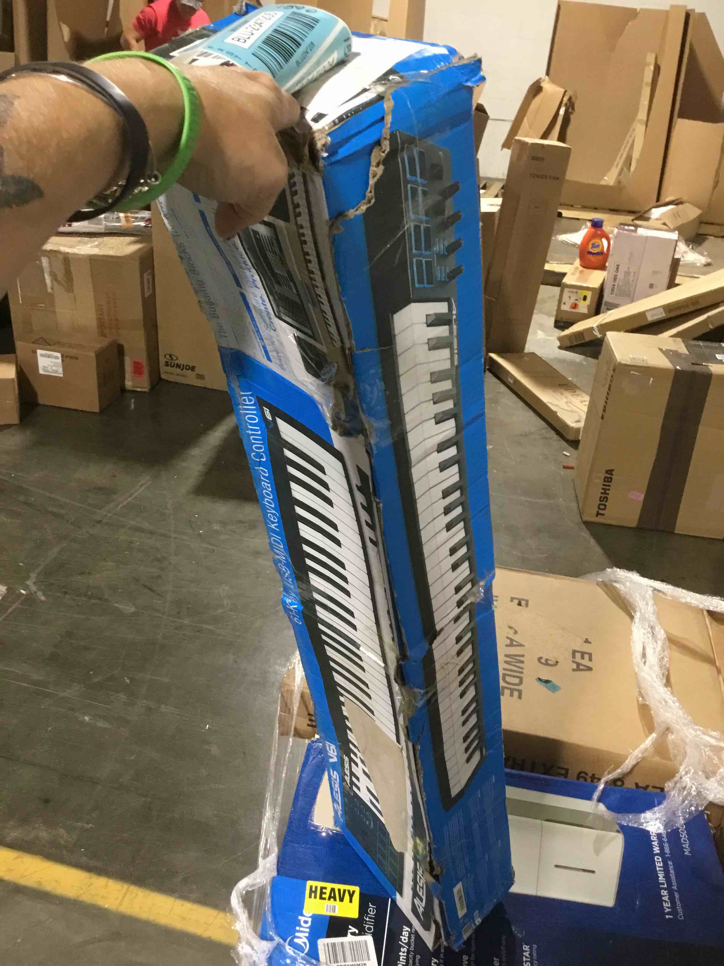 https://s3.amazonaws.com/lotting-images-prod/bidfta/BLU2347204_1660757023030.jpeg