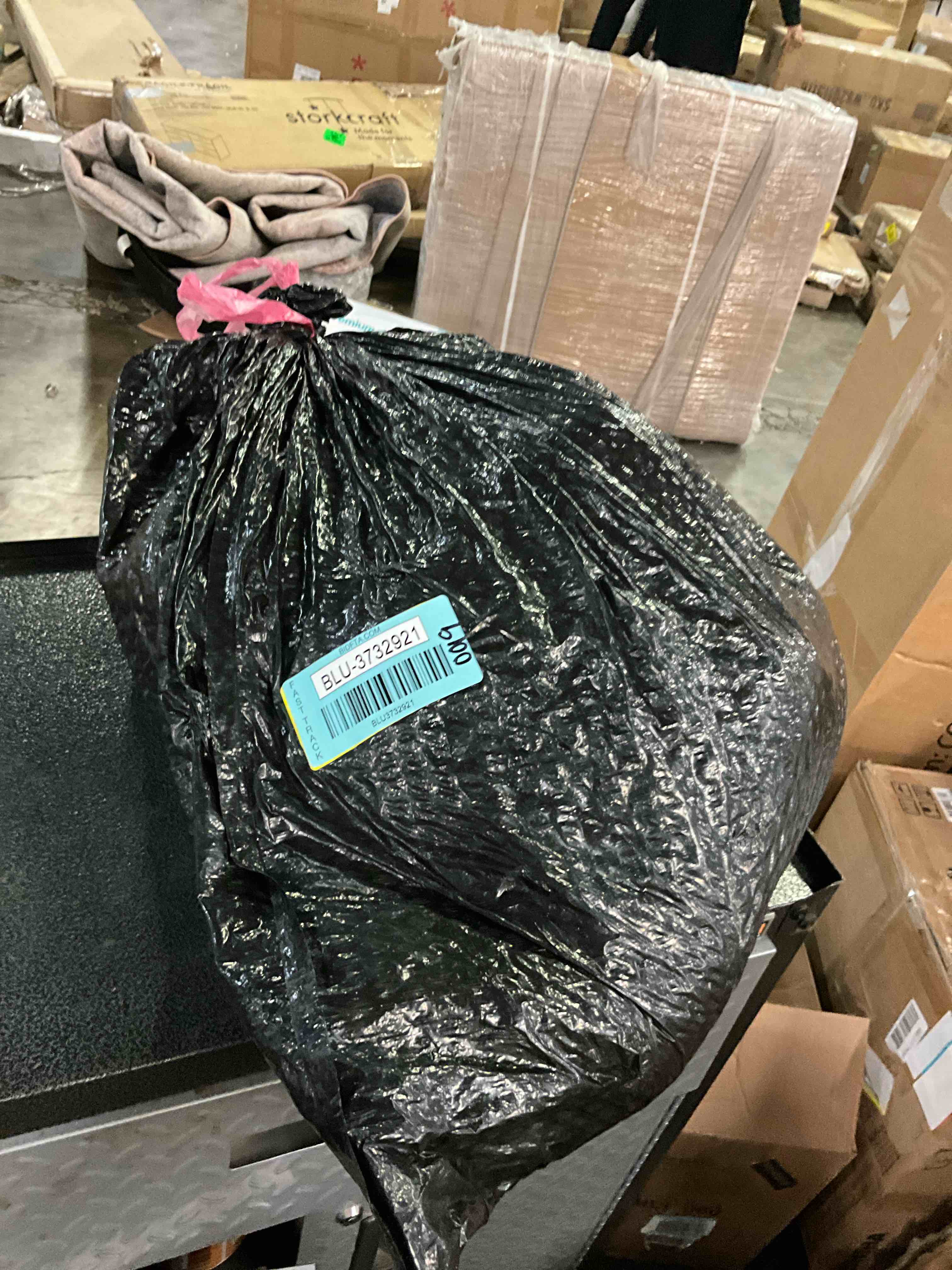 https://s3.amazonaws.com/lotting-images-prod/bidfta/BLU3732921_1703716025456.jpeg