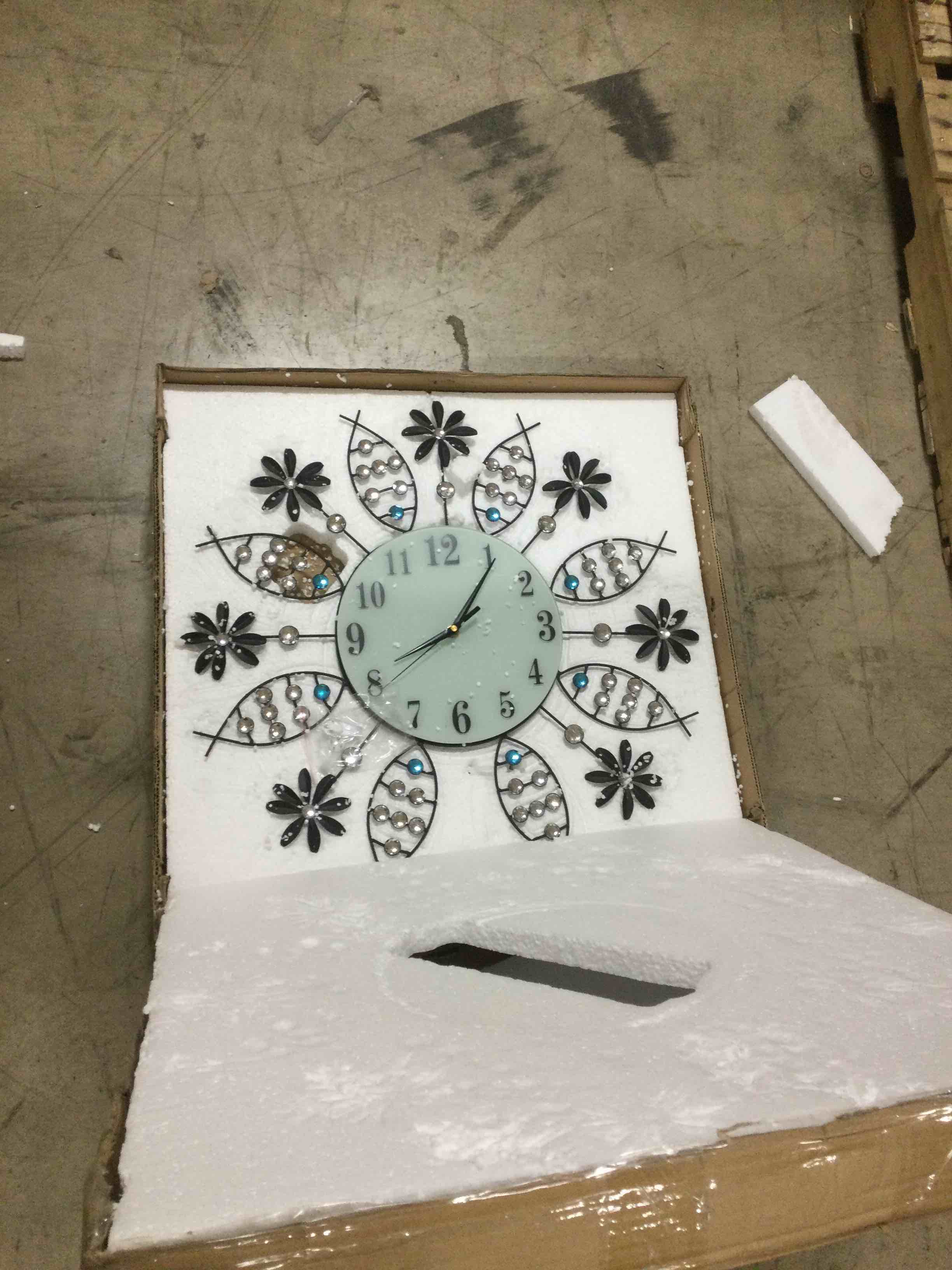 21.6 Inch Large Modern Wall Clock for Living Room Decor, Metal Decorative Wall Clocks Black with Quartz, Silenced & Minimalism Large Wall Clock for Dinng Room, Bedroom, Kitchen, Home Decor, Round**** took a picture of the clock so u no what ur getting 