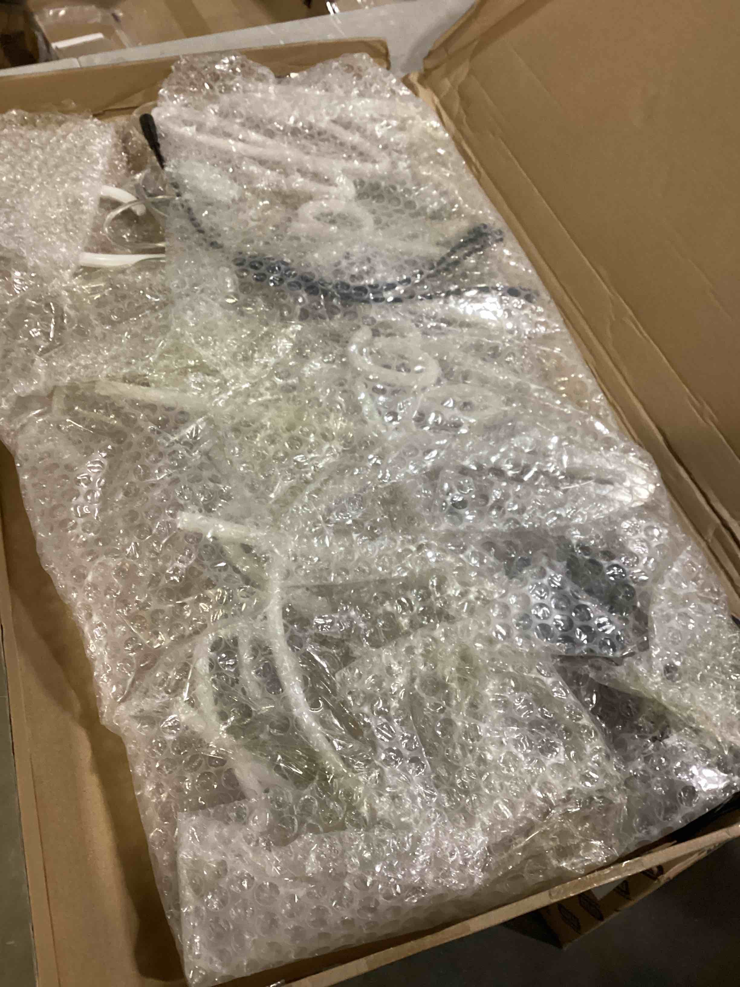 https://s3.amazonaws.com/lotting-images-prod/bidfta/BLU4112299_1701964085888.jpeg