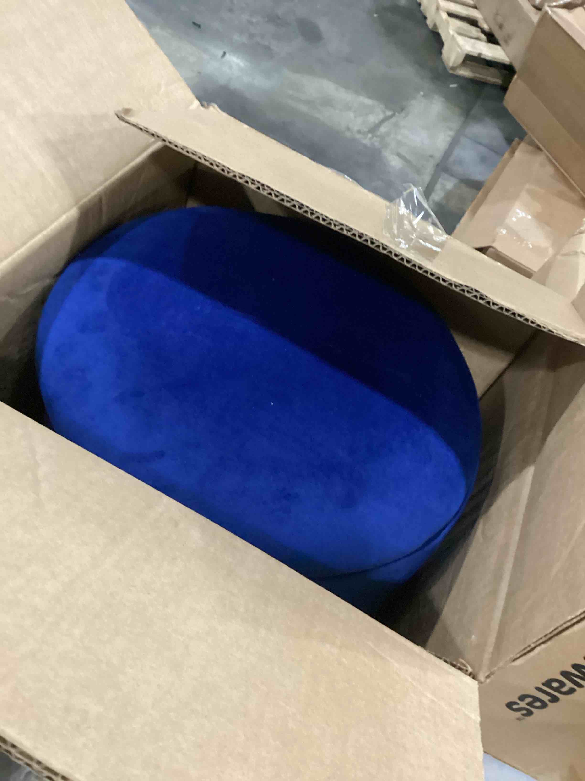 https://s3.amazonaws.com/lotting-images-prod/bidfta/BLU4114955_1701798285778.jpeg
