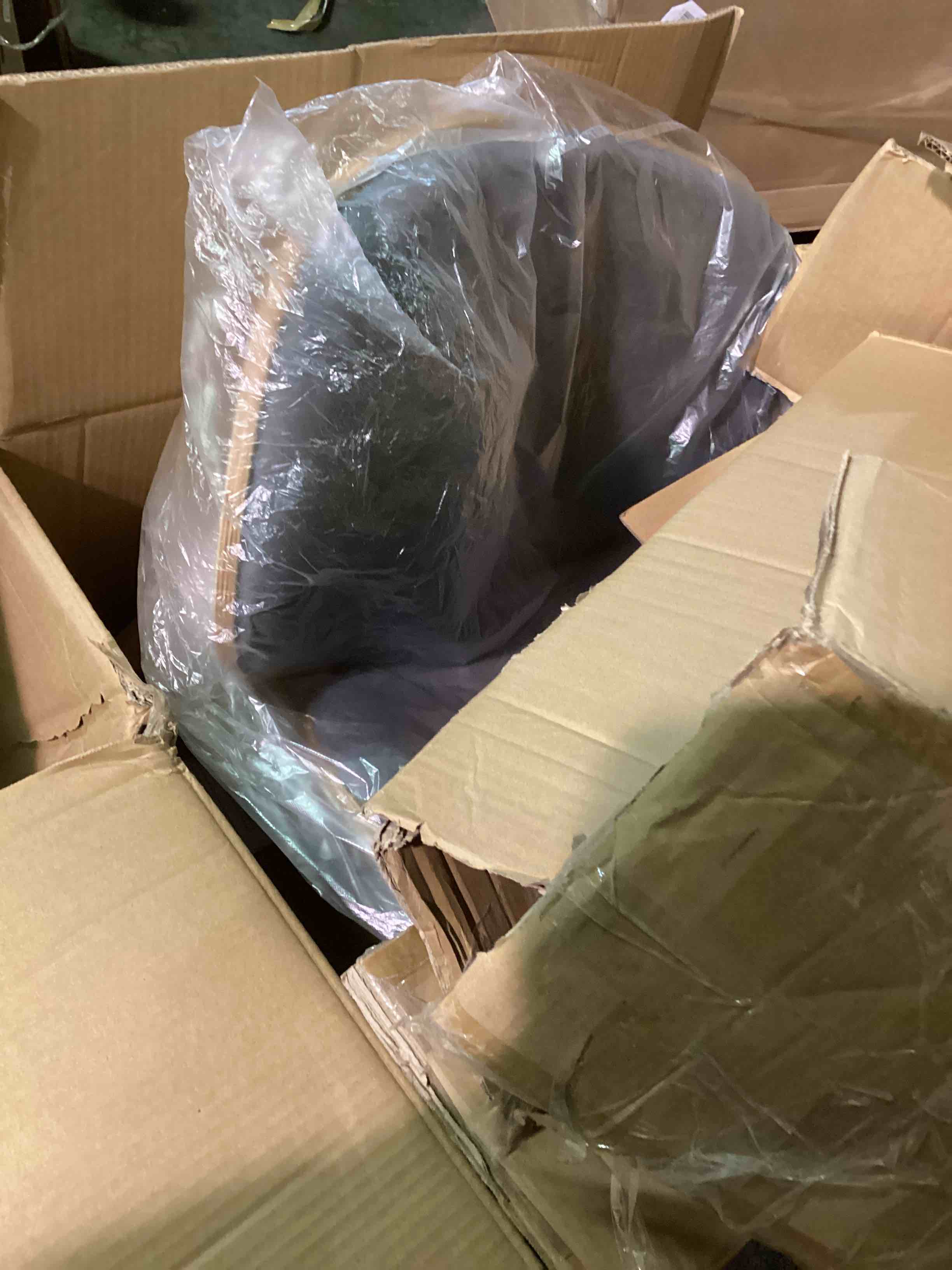 https://s3.amazonaws.com/lotting-images-prod/bidfta/BLU4115618_1702496977892.jpeg