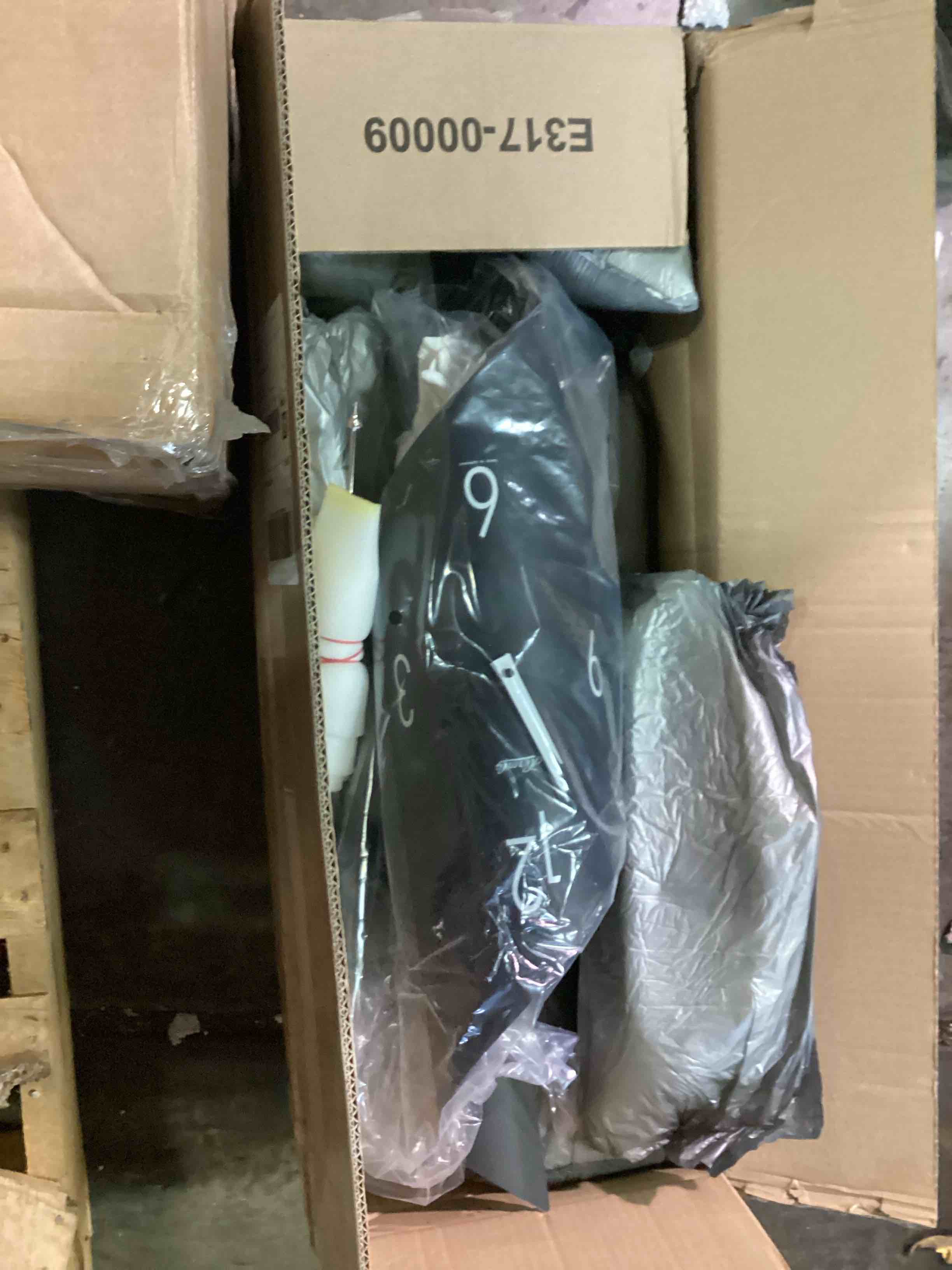 https://s3.amazonaws.com/lotting-images-prod/bidfta/BLU4115643_1702559889835.jpeg